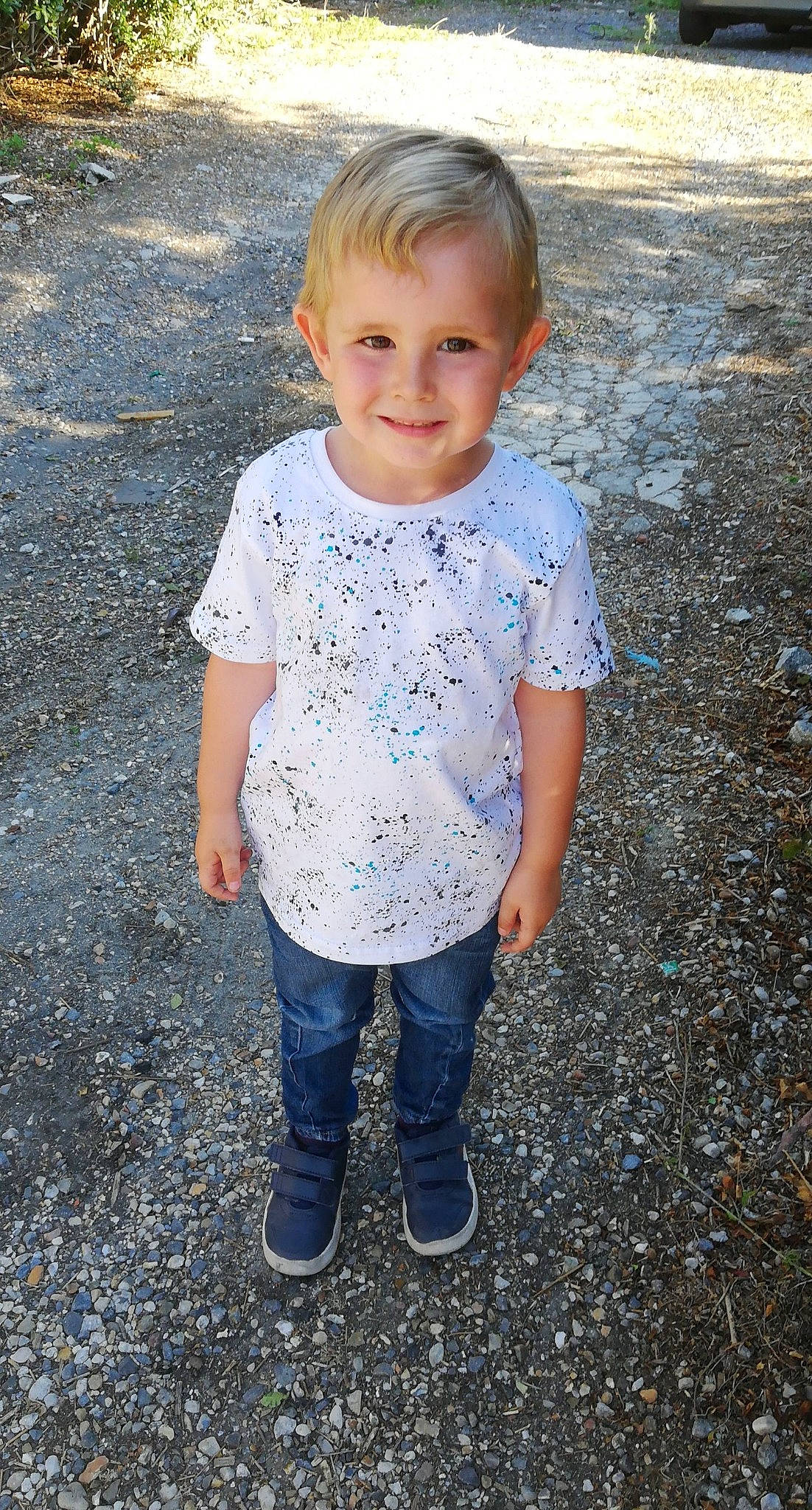 Kalvin a rejoint le concours — aidez-le/la à gagner de superbes lots ! asphalt, baby_toddler_clothing, denim, eye, face, grass, hair, happy, human_body, joy, pattern, people_in_nature, person, road_surface, sitting, sleeve, smile, t_shirt, tints_and_shades, toddler