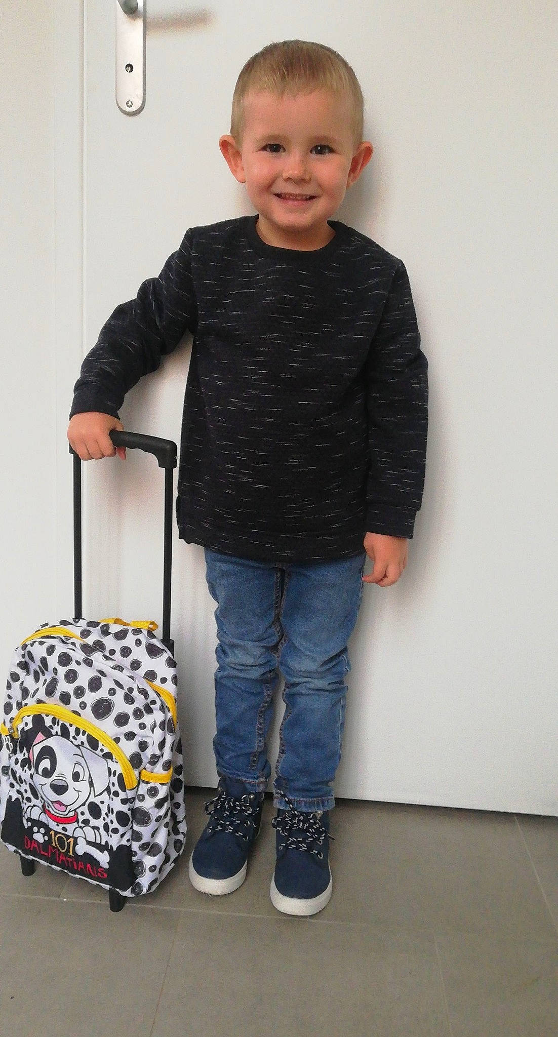 Kalvin participe au concours pour gagner de l'argent avec cette photo : baby_toddler_clothing, bag, child, clock, denim, electric_blue, flooring, fun, jeans, joy, luggage_and_bags, pattern, person, shoe, sleeve, smile, sneakers, standing, street_fashion, t_shirt