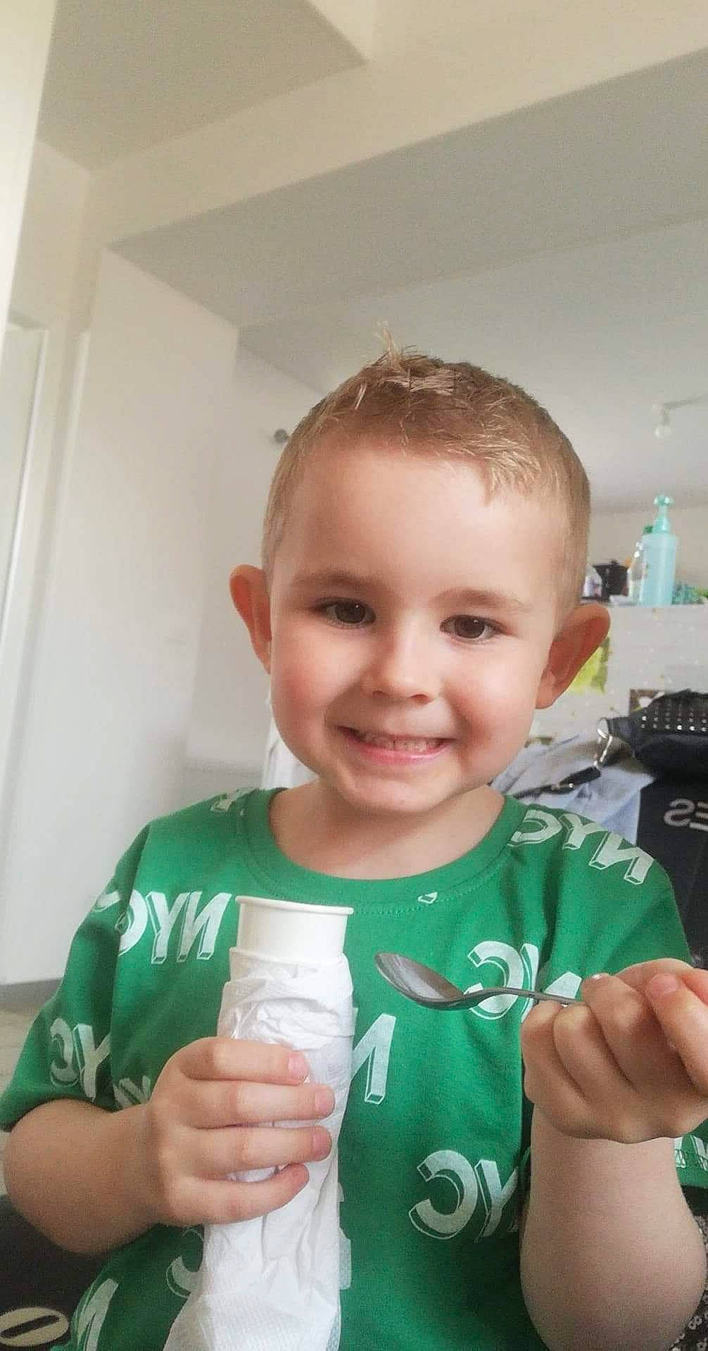 Kalvin a rejoint le concours — aidez-le/la à gagner de superbes lots ! baby_toddler_clothing, child, drink, drinking, drinkware, finger, fun, green, hand, happy, joy, kitchen_appliance, muscle, person, plastic_bottle, skin, sleeve, smile, standing, t_shirt