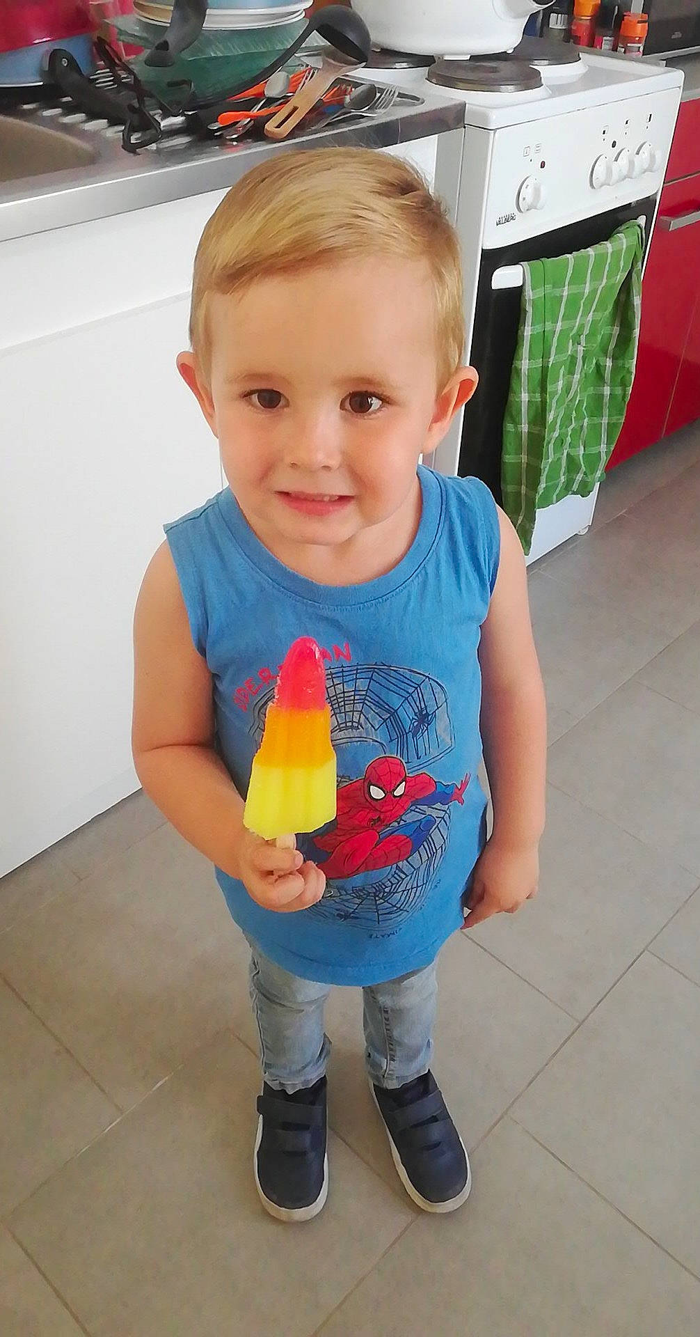 Kalvin participe au concours pour gagner de l'argent avec cette photo : angry_birds, baby, baby_products, baby_toddler_clothing, child, electric_blue, flooring, fun, hair, happy, human_body, human_leg, joint, joy, person, play, skin, smile, standing, t_shirt