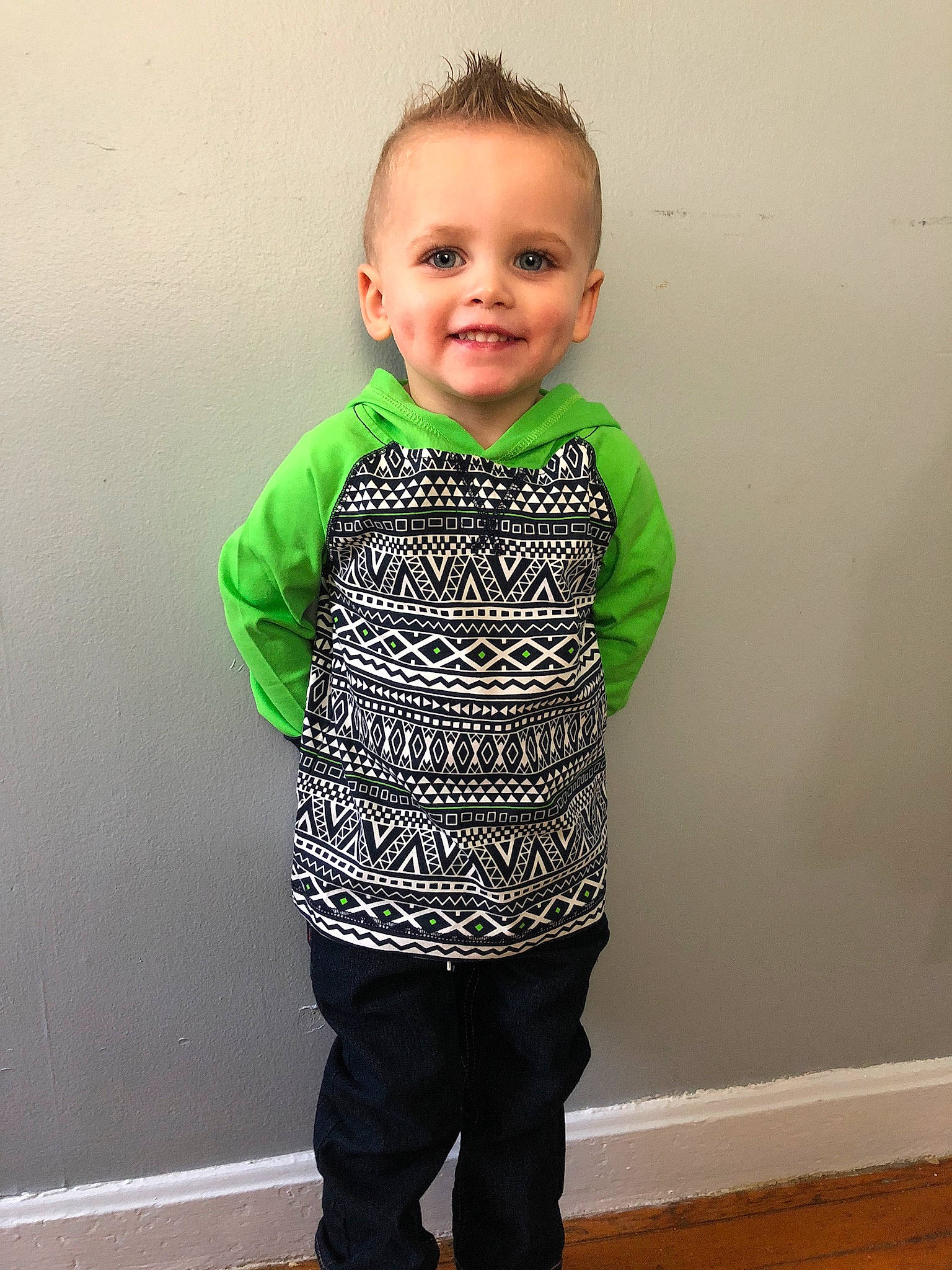Vincent is registered to the contest to win money with this photo: baby_toddler_clothing, child, clothing, green, joy, outerwear, pattern, person, sleeve, smile, standing, t_shirt, toddler, top