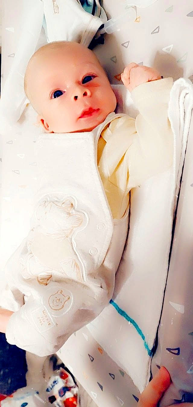 Scott a rejoint le concours — aidez-le/la à gagner de superbes lots ! baby, baby_toddler_clothing, beauty, chest, child, collar, comfort, dress_shirt, fashion_accessory, fur, linens, lip, peach, person, pink, skin, sleeve, textile, thigh, toddler