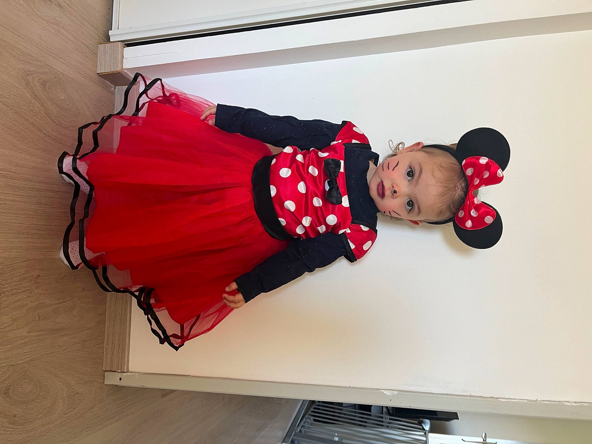 Kassie a rejoint le concours — aidez-le/la à gagner de superbes lots ! baby, baby_toddler_clothing, carmine, child, comfort, costume, fashion_design, flooring, fun, human_leg, knee, magenta, person, room, sleeve, thigh, toddler, wood