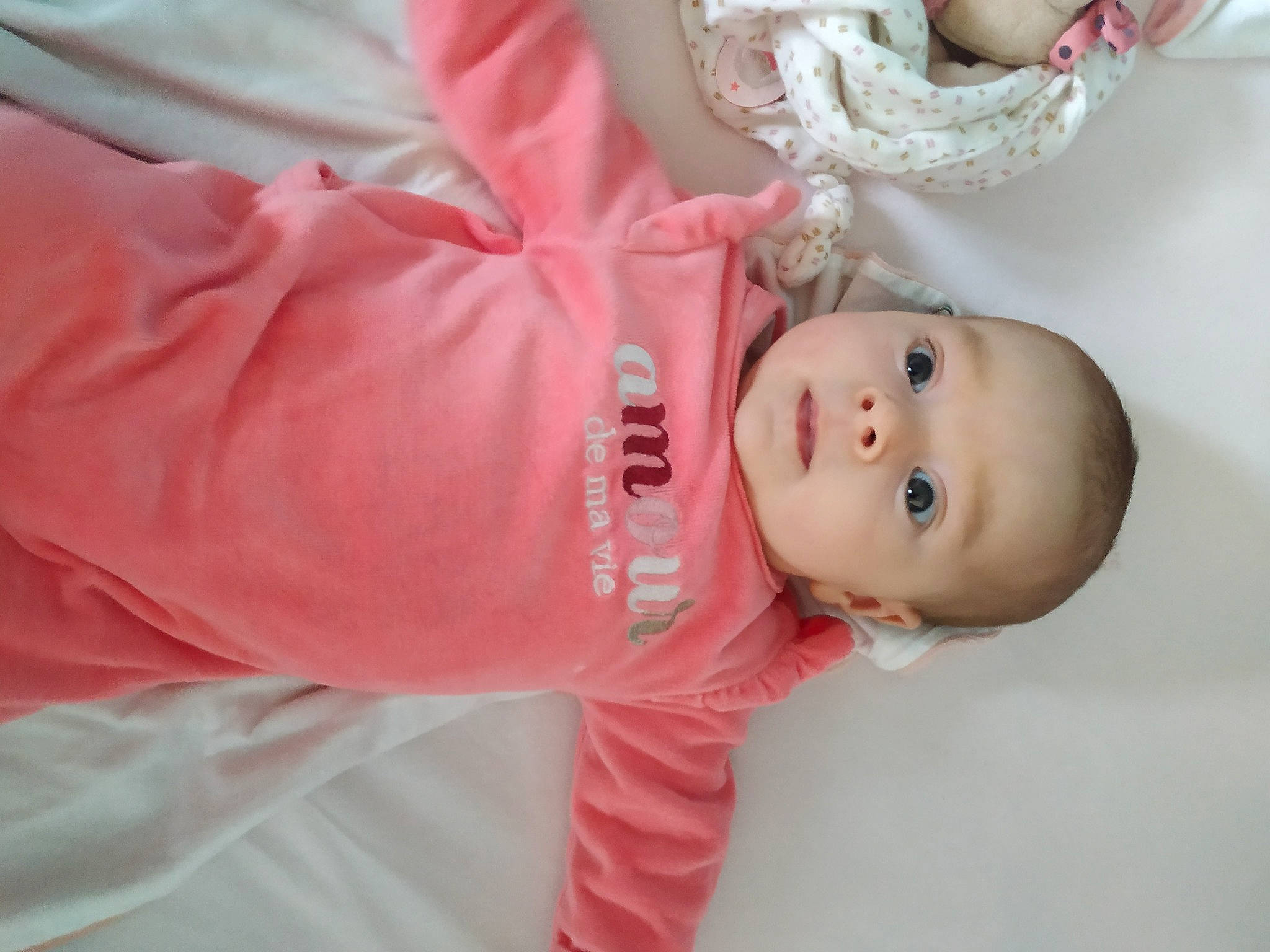 Margot participe au concours pour gagner de l'argent avec cette photo : baby, baby_products, baby_toddler_clothing, cheek, child, event, fur, happy, peach, person, pink, room, sleeve, toddler, white