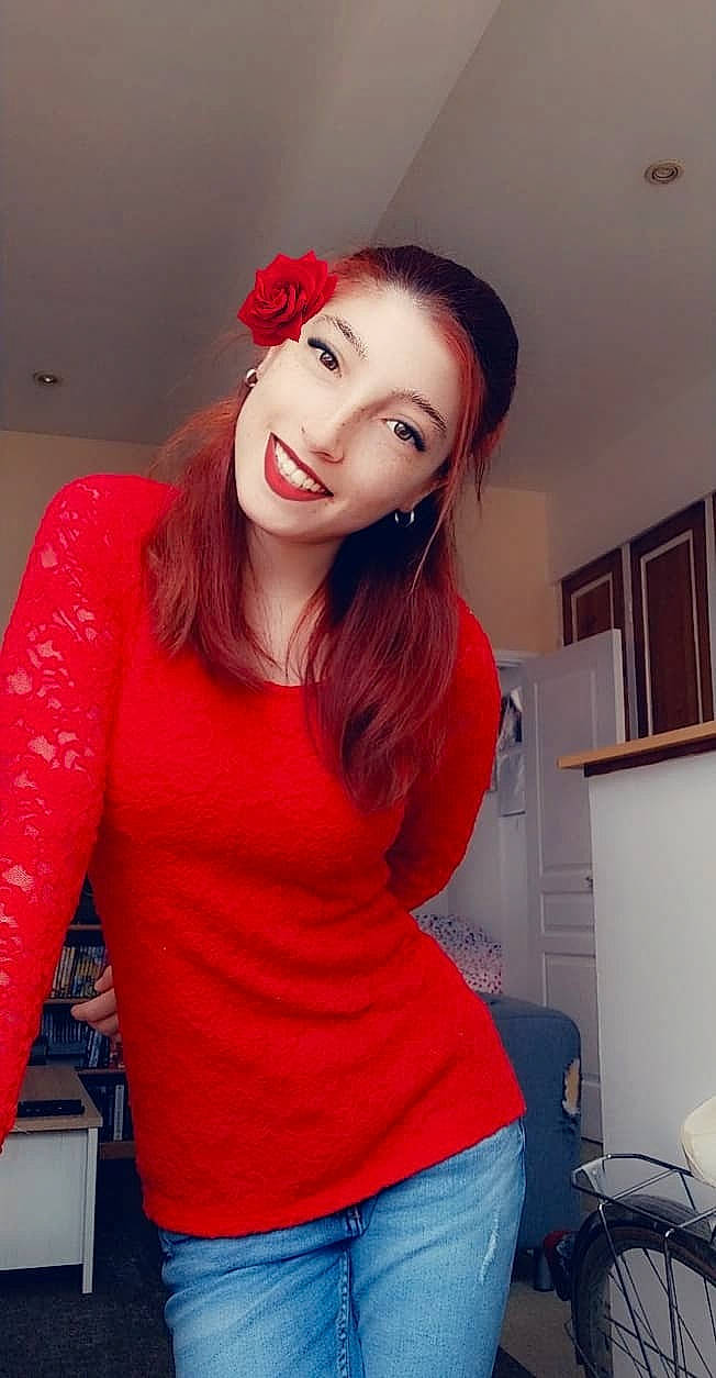 Johanna a rejoint le concours — aidez-le/la à gagner de superbes lots ! black_hair, clothing, cool, eye, eyebrow, face, flash_photography, hair, hairstyle, head, jeans, joy, lip, lipstick, neck, person, red, shoulder, sleeve, smile