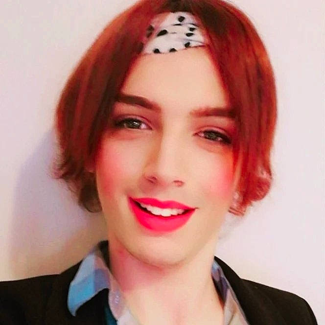 Laura participe au concours pour gagner de l'argent avec cette photo : bangs, chin, electric_blue, eyebrow, eyelash, forehead, hair, happy, jaw, joy, layered_hair, lip, lipstick, long_hair, makeover, mouth, nose, person, red_hair, smile