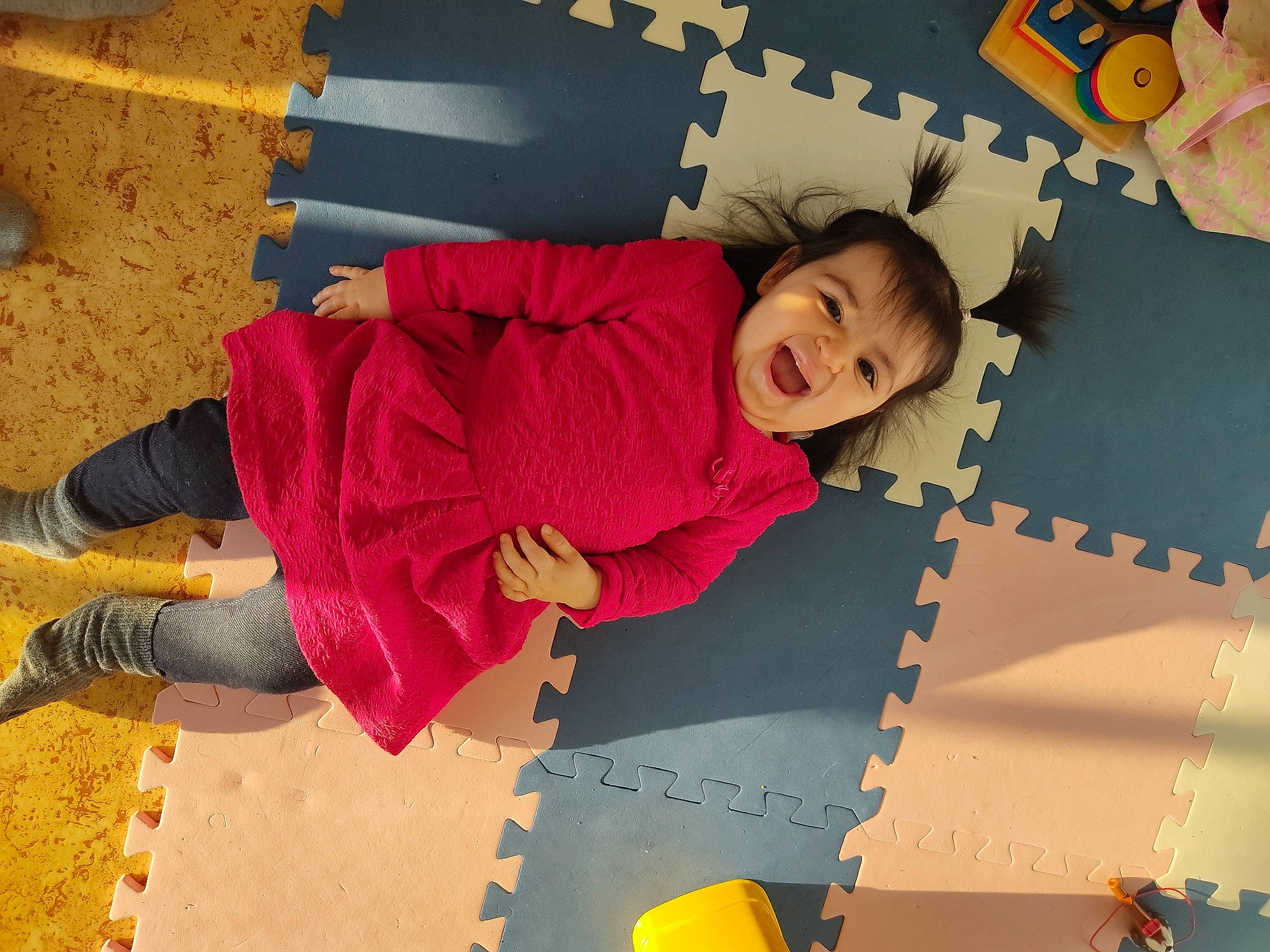 Helena a rejoint le concours — aidez-le/la à gagner de superbes lots ! beauty, child, design, flooring, font, fun, happy, landscape, leisure, magenta, paper_product, pattern, person, play, room, textile, tints_and_shades, toddler, wood, world