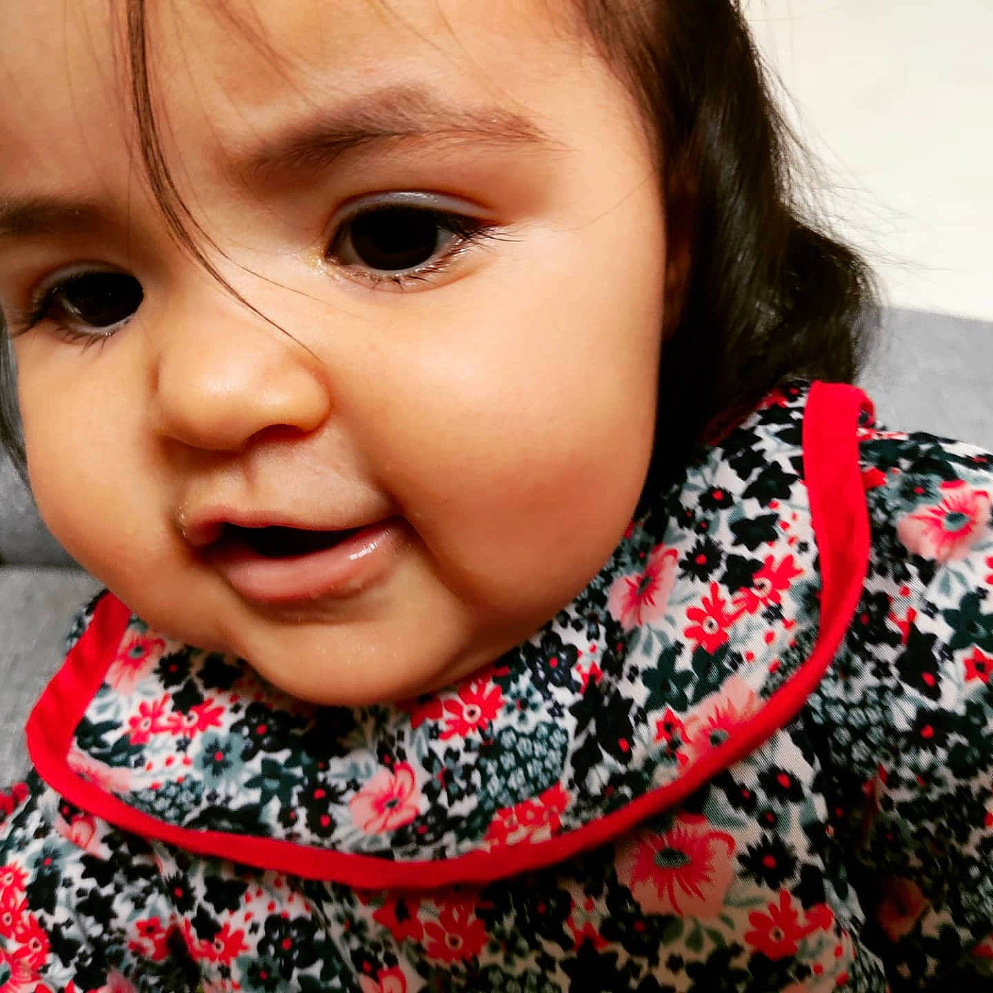 Helena a rejoint le concours — aidez-le/la à gagner de superbes lots ! baby, beauty, cheek, collar, ear, eyebrow, eyelash, happy, headwear, human_body, iris, lip, mouth, neck, nose, outerwear, pattern, person, pink, skin