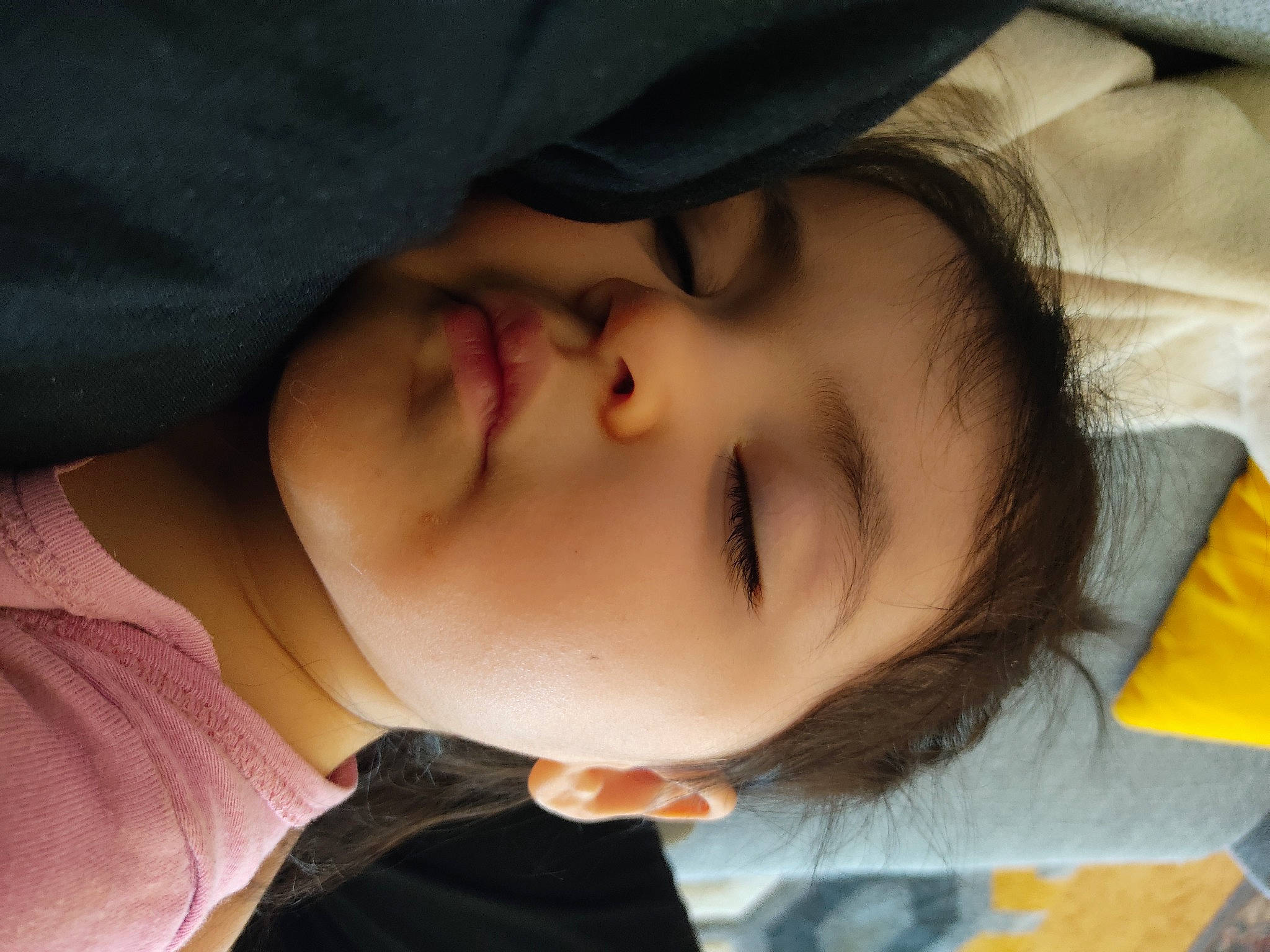 Helena participe au concours pour gagner de l'argent avec cette photo : black_hair, cheek, chin, comfort, cool, ear, eye, eyebrow, eyelash, facial_expression, forehead, hair, happy, iris, lip, mammal, mouth, nose, person, skin