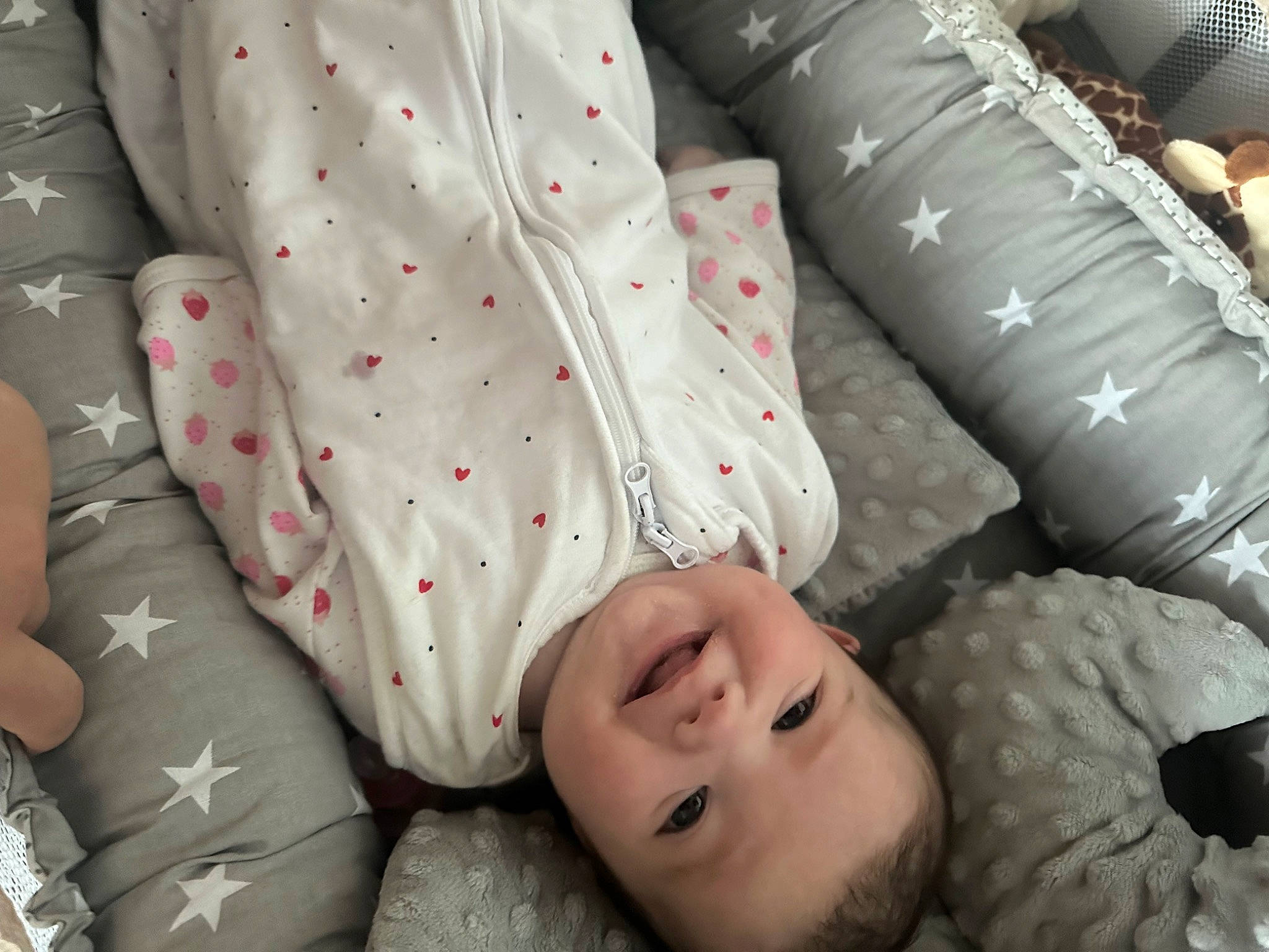 Adèle a rejoint le concours — aidez-le/la à gagner de superbes lots ! baby, baby_toddler_clothing, bedding, carmine, child, comfort, design, facial_expression, fashion_accessory, flesh, grey, happy, joy, linens, pattern, person, photograph, product, sleeve, textile