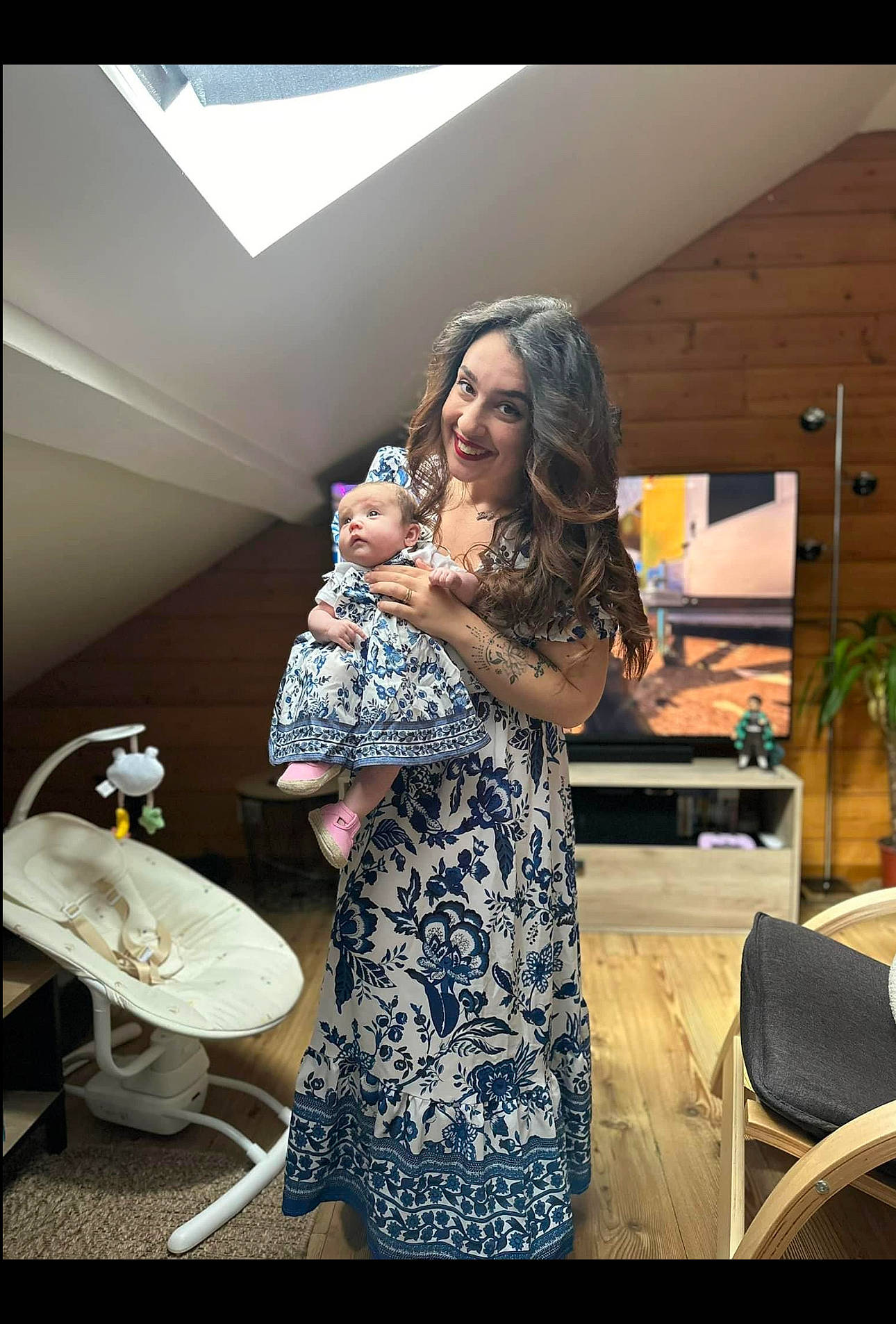 Adèle participe au concours pour gagner de l'argent avec cette photo : bathroom, chair, dress, event, eyewear, fashion_accessory, fashion_design, flash_photography, formal_wear, fun, gown, happy, joy, leisure, person, plant, plumbing_fixture, purple, room, sitting