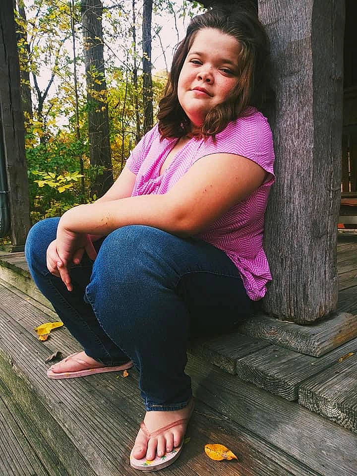 Hannah is registered to the contest to win money with this photo: barefoot, beauty, foot, human_leg, jeans, leg, leisure, long_hair, person, photography, sitting, smile, sole, thigh, tree