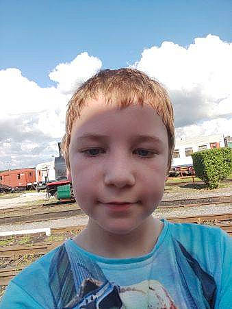 Loan participe au concours pour gagner de l'argent avec cette photo : chin, cloud, cool, eye, eyebrow, forehead, grass, hair, happy, head, iris, jaw, mouth, nose, person, plant, skin, sky, summer, t_shirt