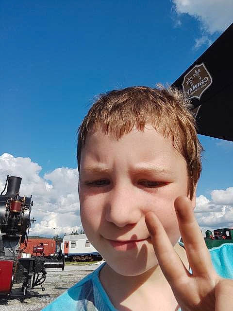 Loan participe au concours pour gagner de l'argent avec cette photo : chin, cloud, cool, ear, eyewear, finger, forehead, fun, gesture, happy, jaw, leisure, mouth, neck, nose, person, sky, thumb, tire, travel