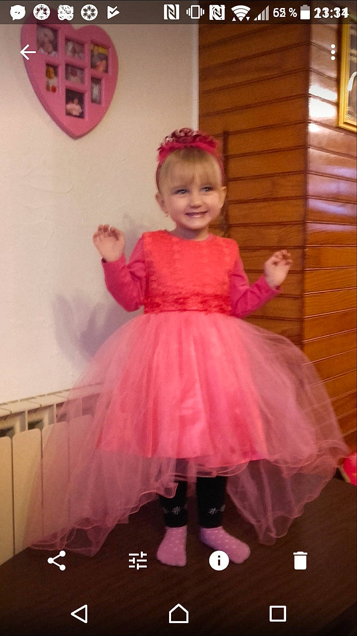 Lyzie a rejoint le concours — aidez-le/la à gagner de superbes lots ! ballet_tutu, child, clothing, costume, dance_dress, day, dress, flooring, flower_girl, fun, girl, gown, happiness, joy, magenta, outerwear, person, pink, product, smile
