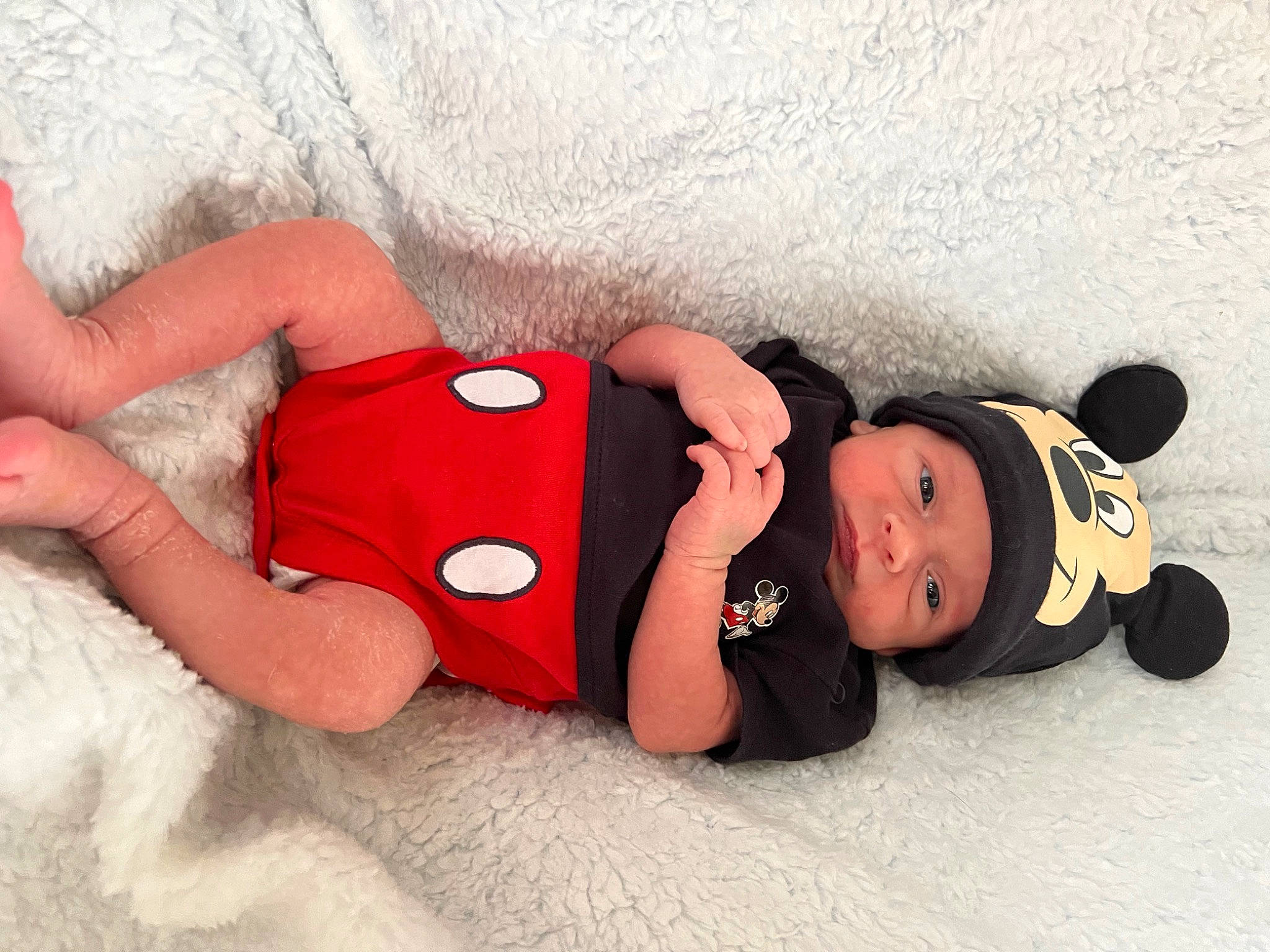 Maélän a rejoint le concours — aidez-le/la à gagner de superbes lots ! baby, baby_toddler_clothing, child, comfort, dress, eye, hand, hat, head, headgear, headwear, human_body, joint, leg, person, skin, stuffed_toy, textile, thigh, toddler