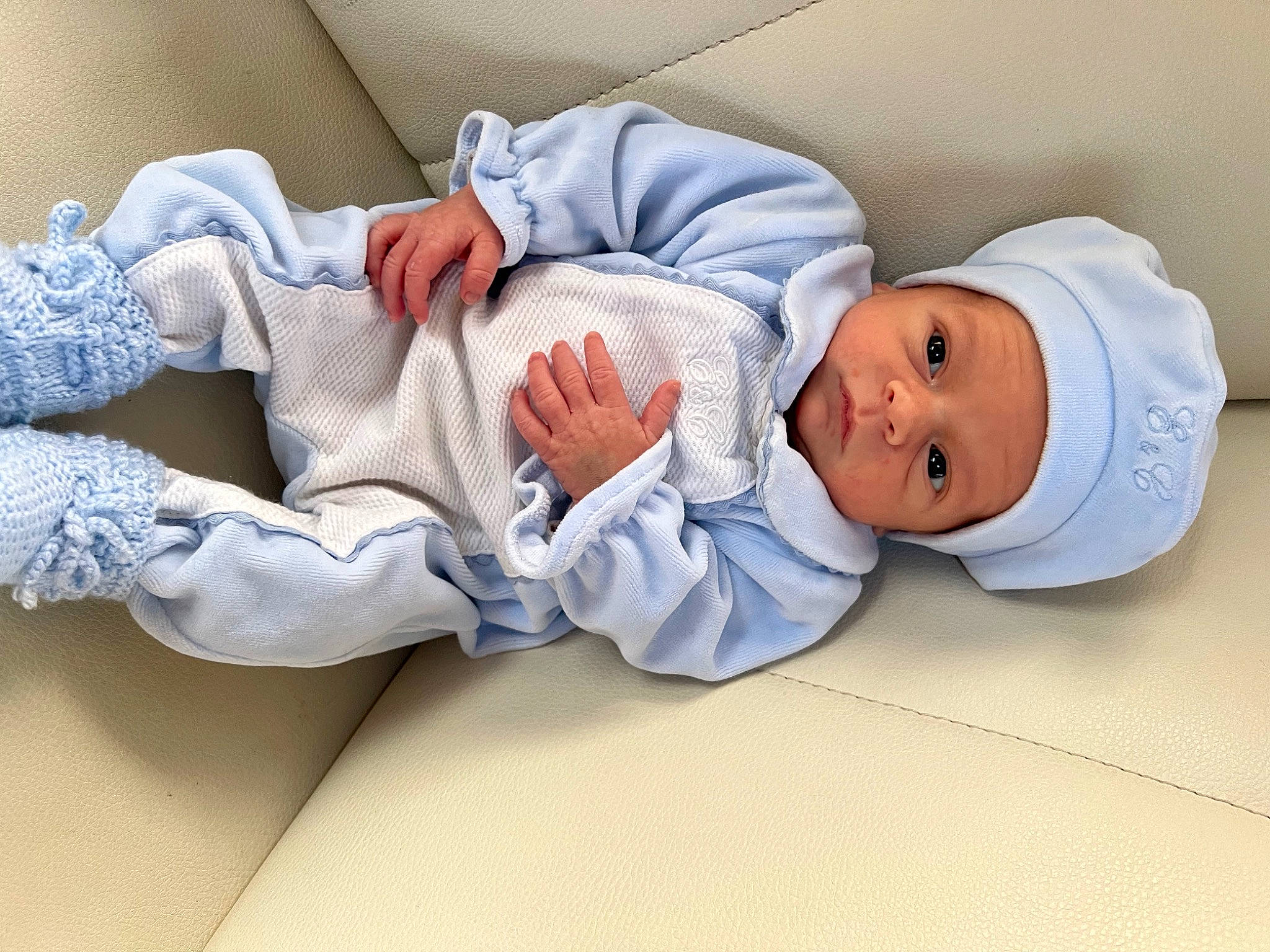 Maélän participe au concours pour gagner de l'argent avec cette photo : baby, baby_sleeping, baby_toddler_clothing, child, comfort, elbow, foot, hand, hat, headwear, human_body, human_leg, knee, linens, nap, person, room, sitting, sleep, sleeve