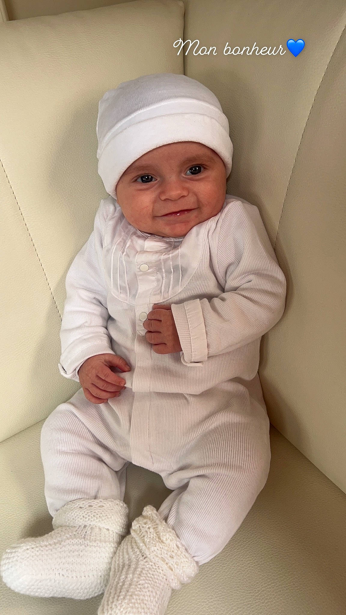 Maélän a rejoint le concours — aidez-le/la à gagner de superbes lots ! baby, baby_toddler_clothing, beanie, cap, cheek, child, collar, comfort, eye, face, head, headgear, headwear, human_body, joy, linens, outerwear, person, service, skin