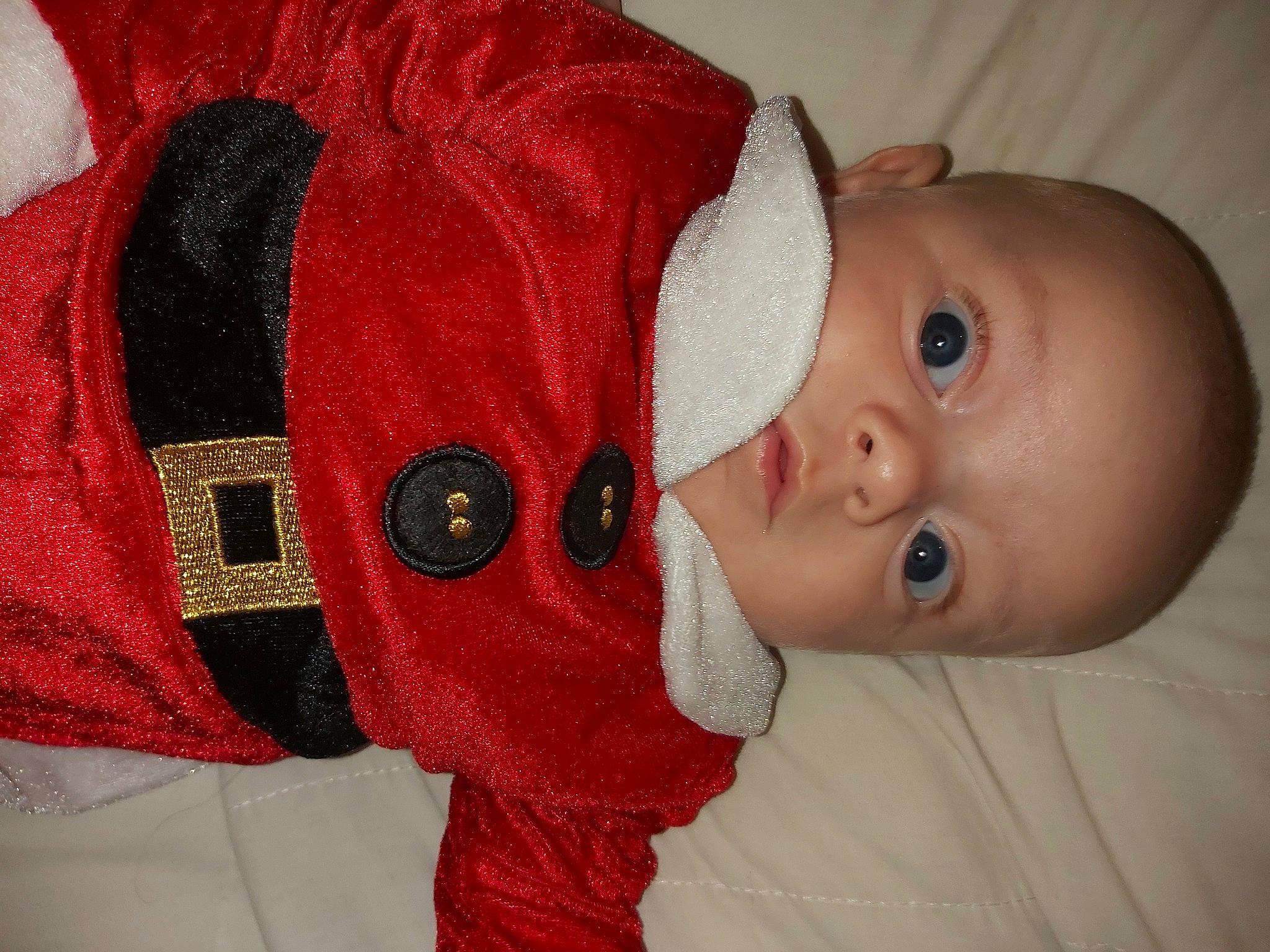 Dylan participe au concours pour gagner de l'argent avec cette photo : baby, baby_products, baby_toddler_clothing, button, carmine, cheek, child, christmas, costume, costume_accessory, fictional_character, iris, lip, person, skin, sleeve, textile, toddler