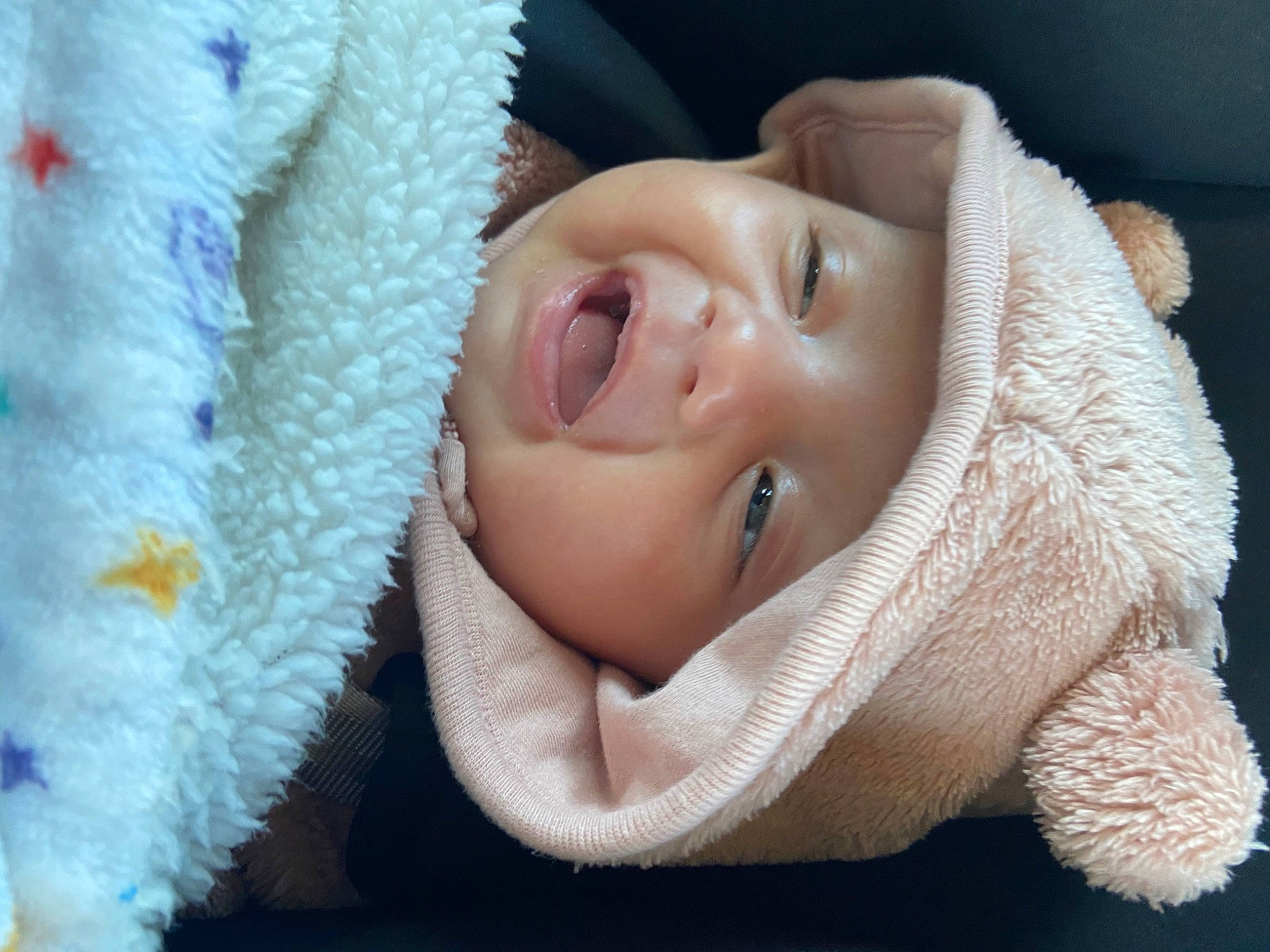 Houria participe au concours pour gagner de l'argent avec cette photo : baby, beanie, cap, child, comfort, eyelash, fashion_accessory, fur, grass, happy, headwear, knit_cap, linens, nose, person, smile, textile, toddler, tree, winter