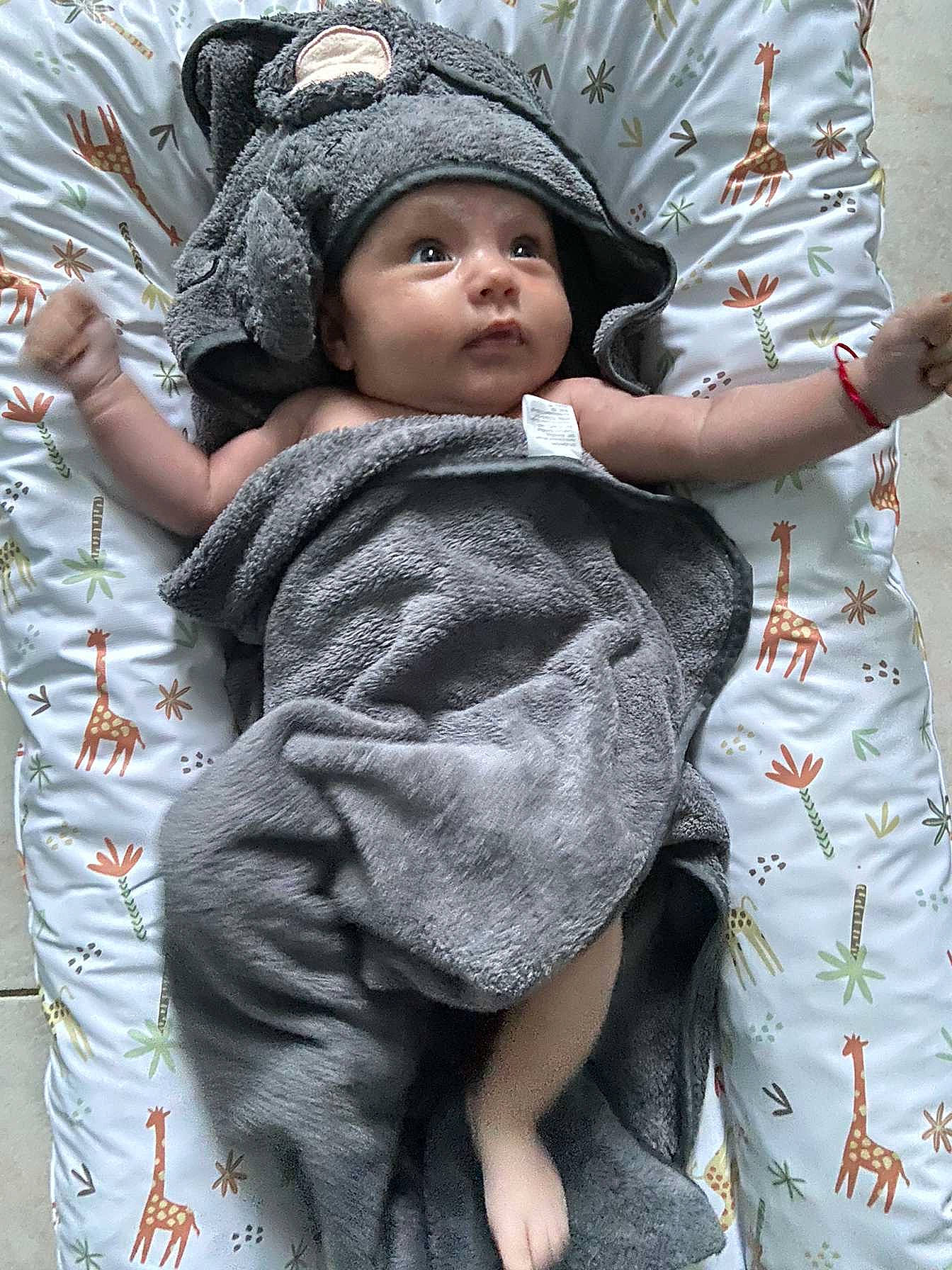 Houria a rejoint le concours — aidez-le/la à gagner de superbes lots ! baby_toddler_clothing, beauty, cap, child, eye, face, foot, gesture, happy, head, headwear, human, human_leg, pattern, people_in_nature, person, pink, skin, sleeve, thigh