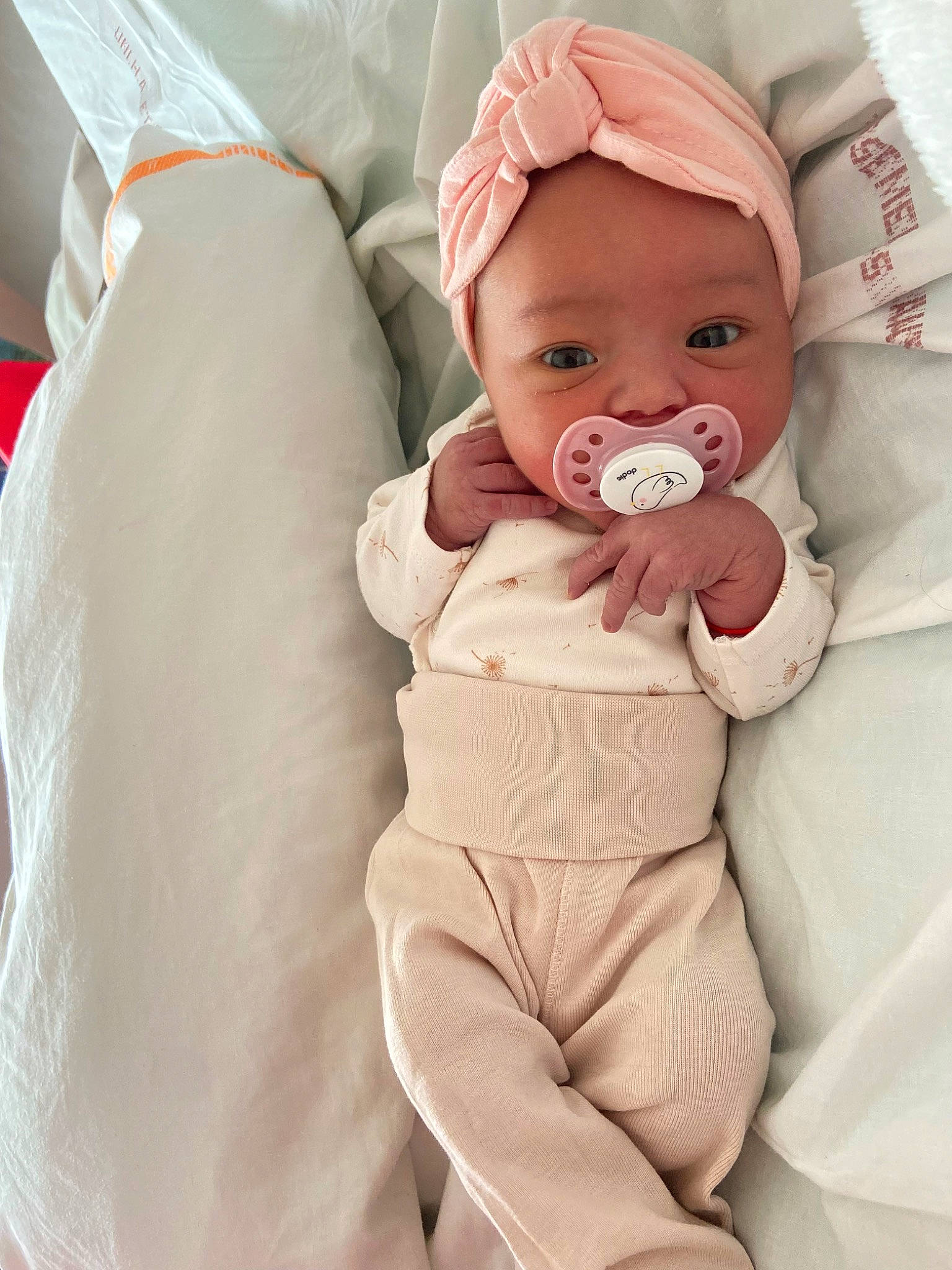 Houria a rejoint le concours — aidez-le/la à gagner de superbes lots ! baby, baby_products, baby_safety, baby_sleeping, baby_toddler_clothing, bedding, cap, cheek, child, comfort, face, gesture, head, linens, person, pink, skin, sleeve, stomach, textile