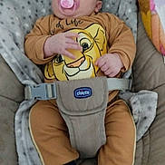 Lissandro a rejoint le concours — aidez-le/la à gagner de superbes lots ! baby, infant, pacifier, blanket, cushion, clothing, seat, lion_graphic, brown_outfit, socks, child, indoor, cute, relaxed, person, baby_seat, soft_texture, comfort, portrait, small_hands