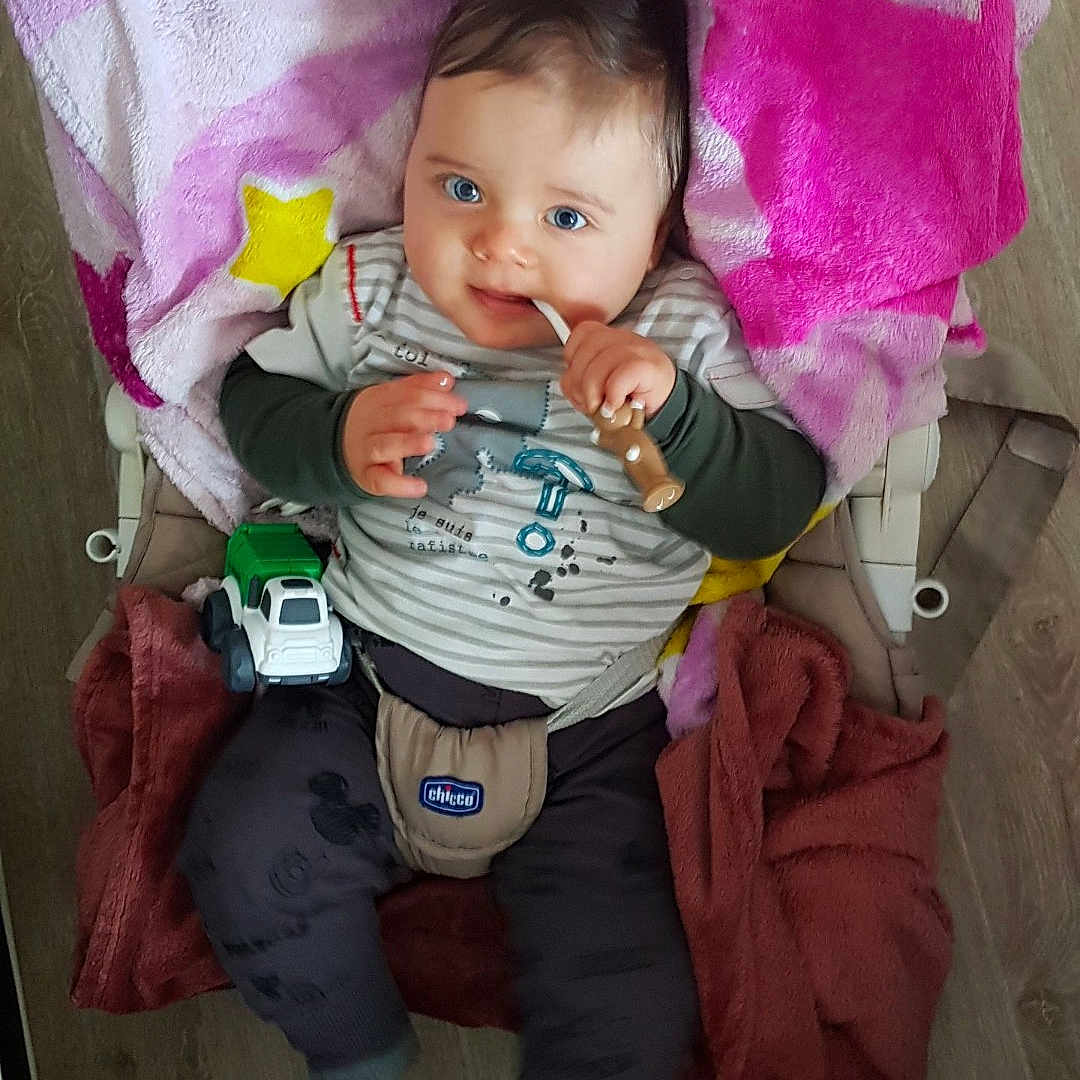 Léo a rejoint le concours — aidez-le/la à gagner de superbes lots ! baby, bodypart, brush, clothing, cushion, device, face, finger, furniture, head, homedecor, hosiery, pants, person, photography, portrait, sock, t_shirt, tool, toothbrush