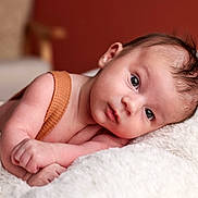 Kahys a rejoint le concours — aidez-le/la à gagner de superbes lots ! baby, infant, newborn, portrait, face, eyes, blanket, soft_texture, lying_down, cozy, skin, gaze, expression, hair, arm, indoors, closeup, resting, cute, nursery