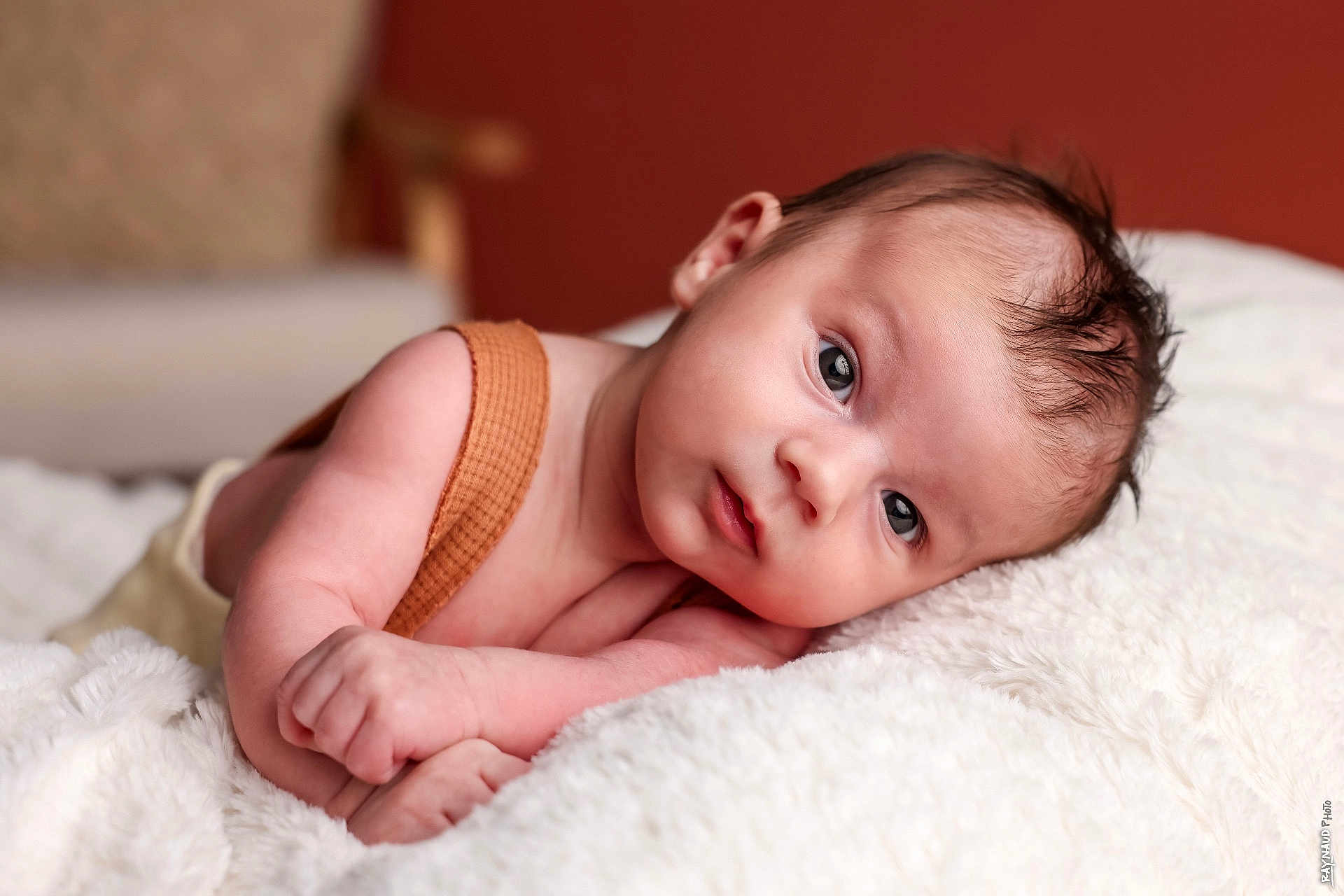 Kahys a rejoint le concours — aidez-le/la à gagner de superbes lots ! baby, infant, newborn, portrait, face, eyes, blanket, soft_texture, lying_down, cozy, skin, gaze, expression, hair, arm, indoors, closeup, resting, cute, nursery