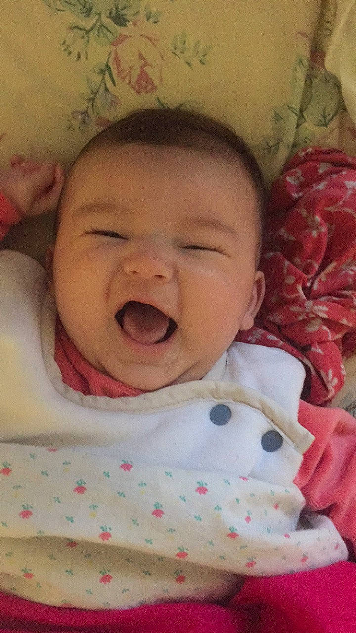 Chléa participe au concours pour gagner de l'argent avec cette photo : baby, baby_making_funny_faces, bedtime, birth, cheek, child, face, facial_expression, lip, mouth, nose, person, pink, skin, sleep, smile, toddler, yawn