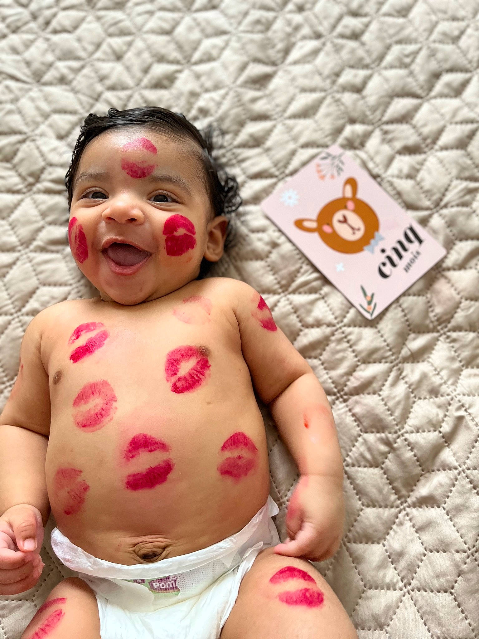 Qassim a rejoint le concours — aidez-le/la à gagner de superbes lots ! arm, baby, baby_toddler_clothing, cheek, chin, eye, face, gesture, happy, head, mouth, neck, nose, person, pink, skin, smile, stomach, textile, thigh
