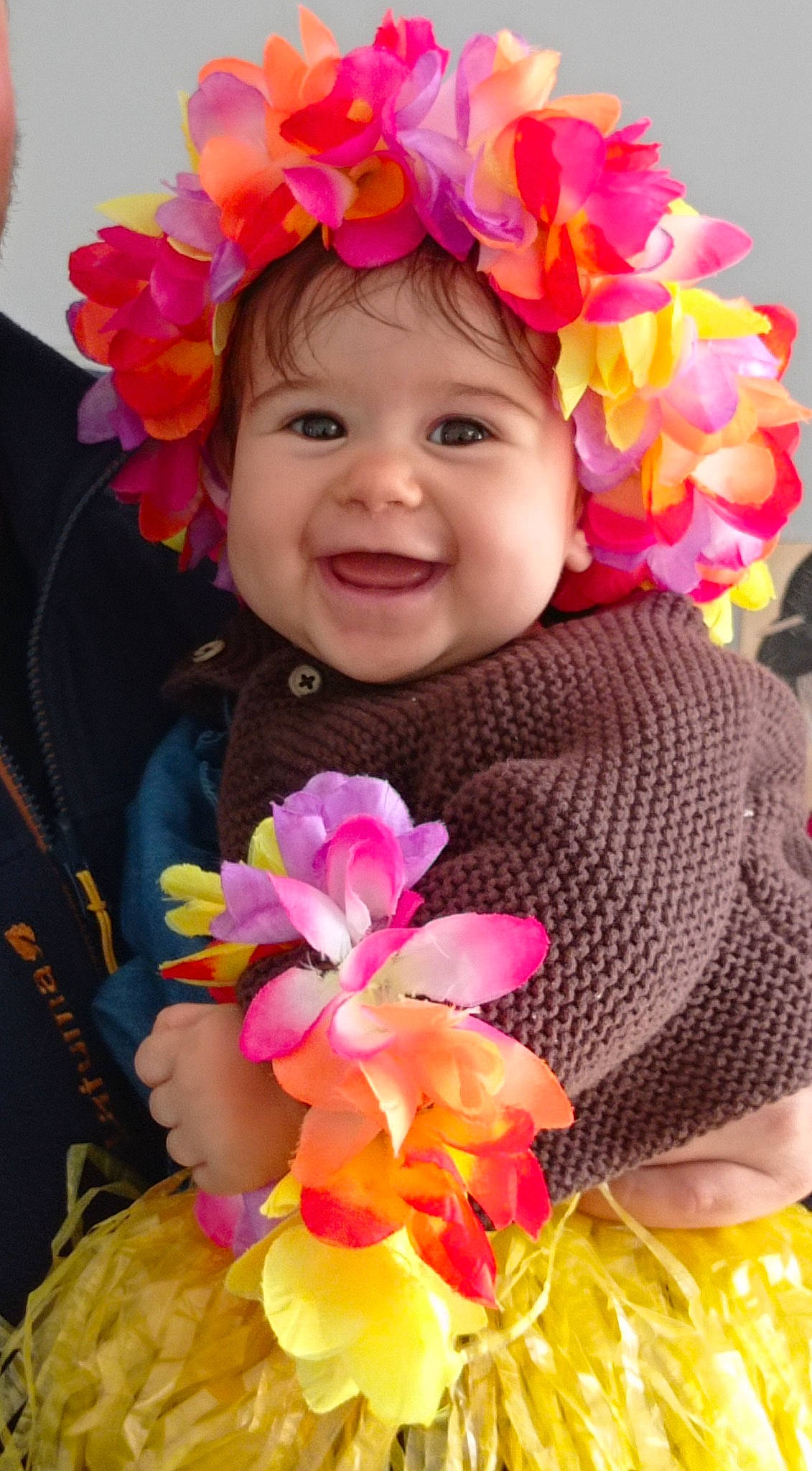 Ambre a rejoint le concours — aidez-le/la à gagner de superbes lots ! baby_toddler_clothing, beauty, facial_expression, flower, fun, happy, hat, headgear, headpiece, headwear, iris, joy, magenta, organ, person, petal, pink, plant, skin, smile