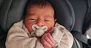 Rachid participe au concours pour gagner de l'argent avec cette photo : baby, beige, car_seat, child, clothing, comfort, cute, face, gray, hands, indoor, infant, newborn, pacifier, peaceful, portrait, small, soft_fabric, wrapped, young
