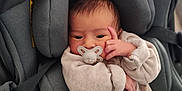 Rachid a rejoint le concours — aidez-le/la à gagner de superbes lots ! baby, infant, pacifier, car_seat, onesie, clothing, face, hand, cozy, indoor, child, newborn, seatbelt, soft, cute, person, portrait, sitting, babywear, resting