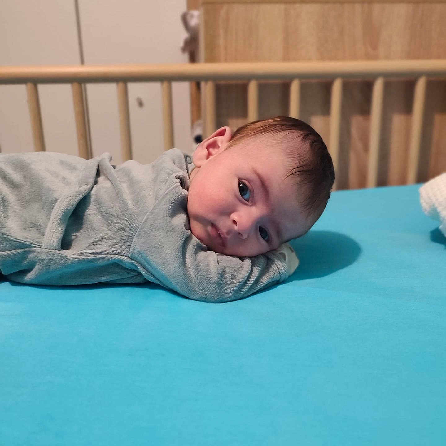 Rachid a rejoint le concours — aidez-le/la à gagner de superbes lots ! baby, baby_bed, baby_gaze, blue_bed, calm, child, clothing, crib, curious, face, head, indoor, infant, lying_down, portrait, resting, skin, sleepwear, wooden_crib, young_child