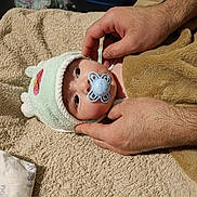 Rachid a rejoint le concours — aidez-le/la à gagner de superbes lots ! baby, infant, pacifier, towel, blanket, hands, hood, cute, soft, bed, resting, comfort, skin, closeup, newborn, person, sleepwear, indoor, parent, care