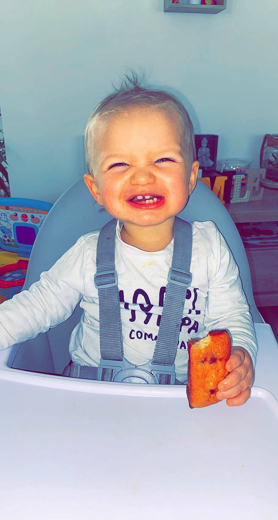 Robin participe au concours pour gagner de l'argent avec cette photo : baby_toddler_clothing, cheek, child, electric_blue, eye, face, finger, flag, fun, gesture, glove, happy, head, human_body, jacket, person, sleeve, smile, t_shirt, thumb