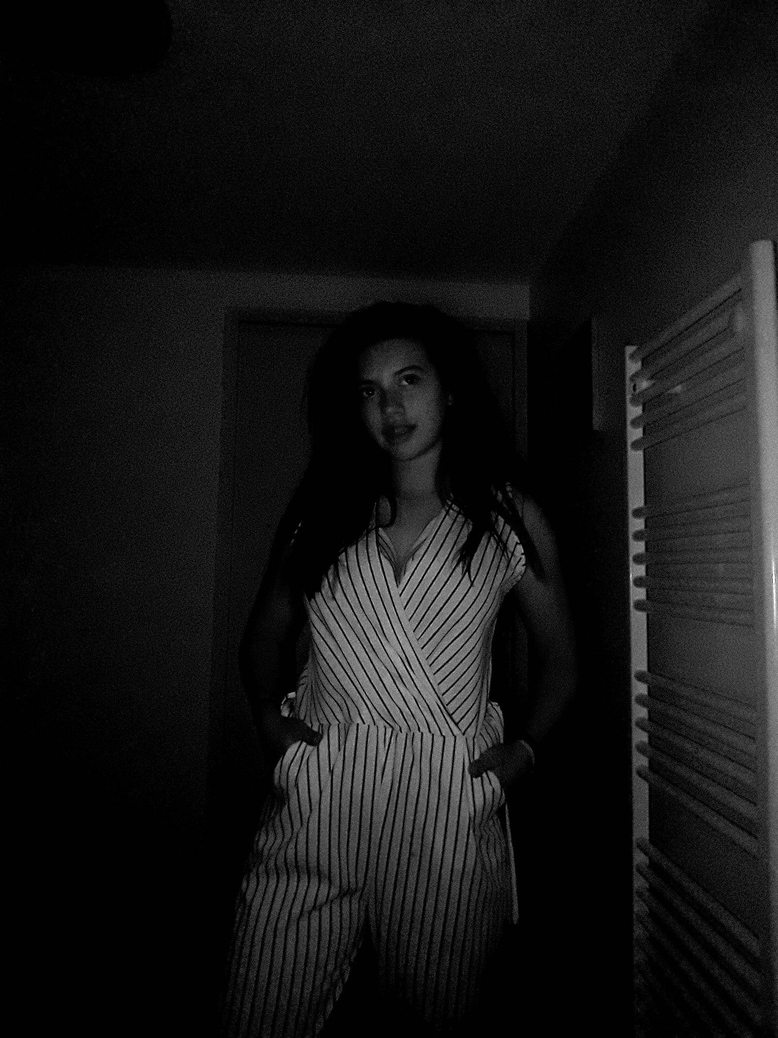 Maïlys participe au concours pour gagner de l'argent avec cette photo : beauty, black, black_and_white, black_hair, darkness, film_noir, flash_photography, girl, lady, light, monochrome, monochrome_photography, person, photo_shoot, photograph, photography, portrait, snapshot, standing, white