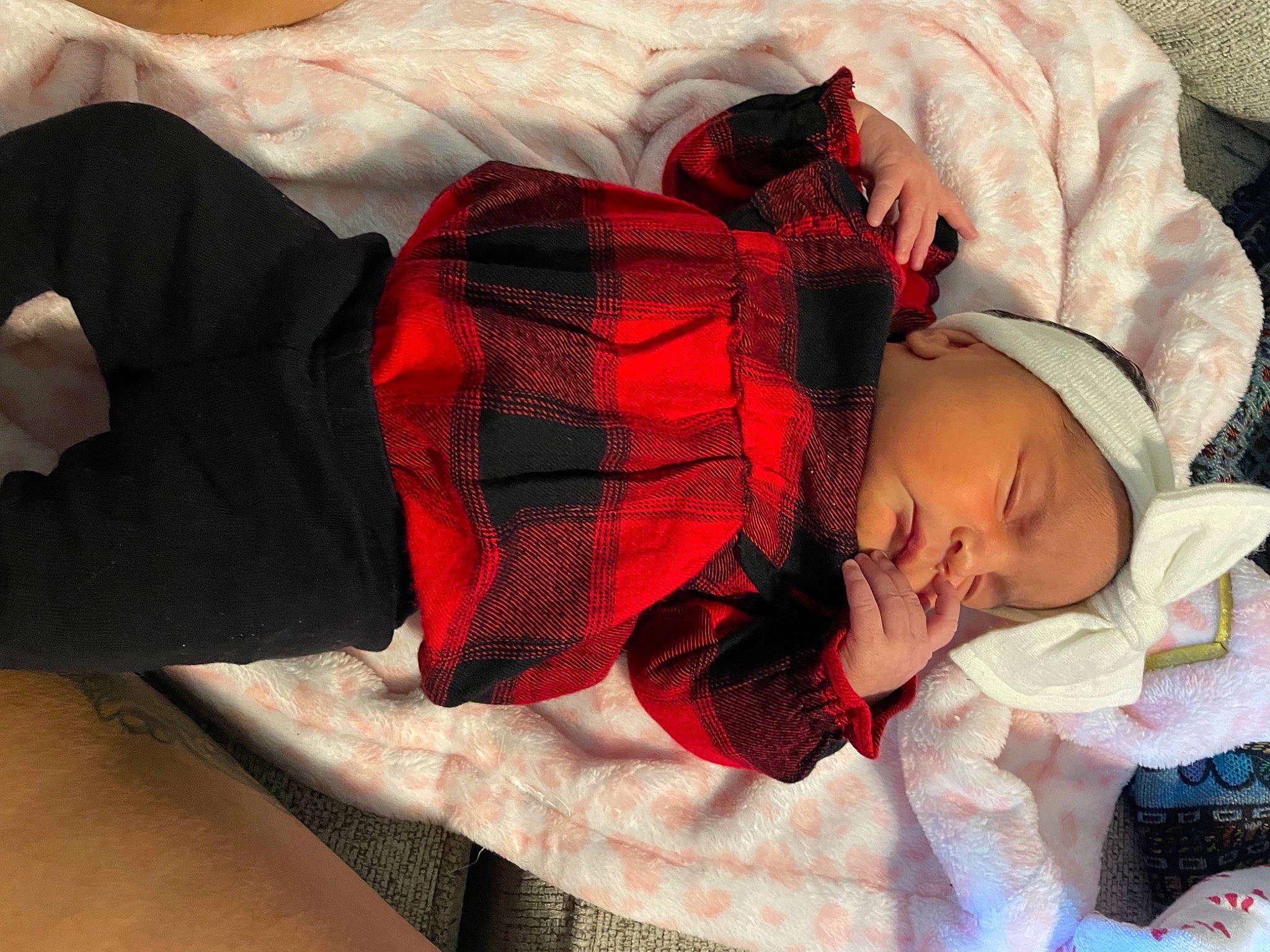 Kamilla is registered to the contest to win money with this photo: baby, baby_products, baby_sleeping, baby_toddler_clothing, bed_sheet, bedding, bedtime, carmine, child, comfort, hand, headwear, human_leg, lap, linens, nap, pattern, person, plaid, sleeve