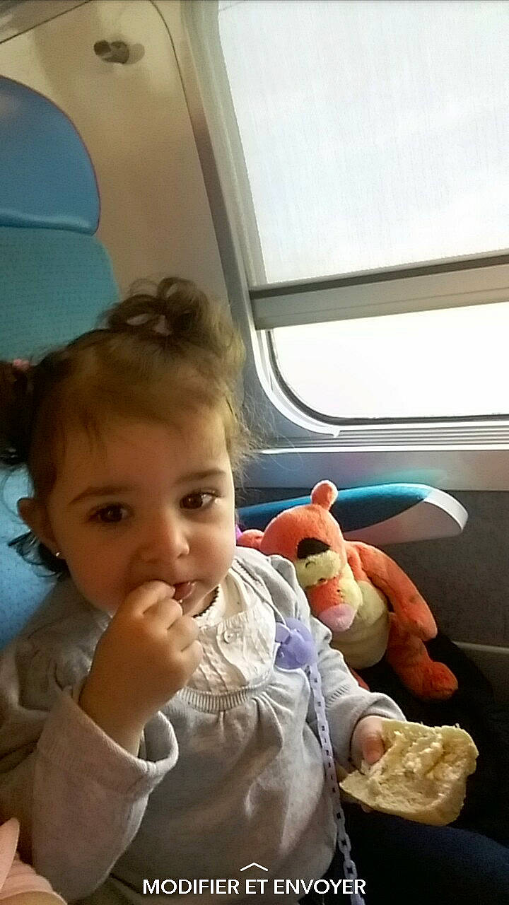 Gabrielle a rejoint le concours — aidez-le/la à gagner de superbes lots ! child, eating, human_action, human_body, human_positions, infant, mouth, organ, person, play, toddler