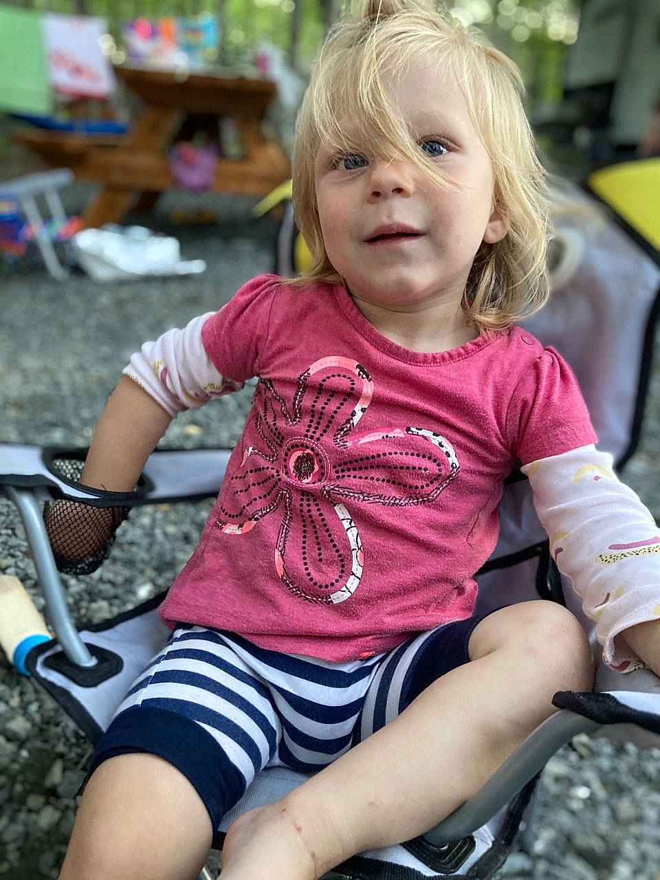 Emma participe au concours pour gagner de l'argent avec cette photo : eye, face, facial_expression, finger, fun, grass, hair, hairstyle, happy, head, leisure, lip, person, pink, public_space, recreation, shorts, skin, summer, thigh