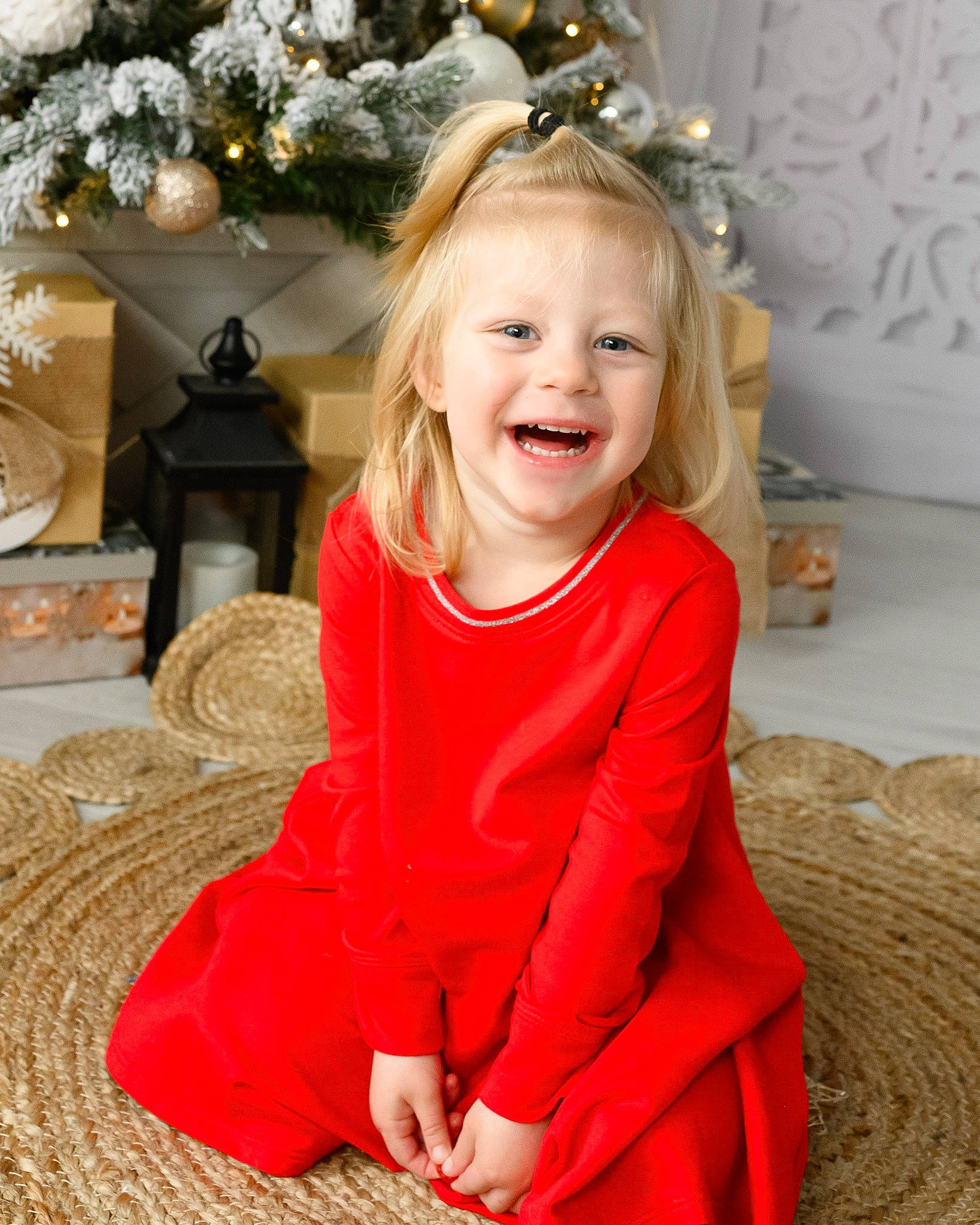 Emma a rejoint le concours — aidez-le/la à gagner de superbes lots ! baby_toddler_clothing, blond, child, christmas_decoration, dress, event, face, flooring, happy, head, joy, ornament, outerwear, person, pink, sitting, sleeve, smile, textile, toddler
