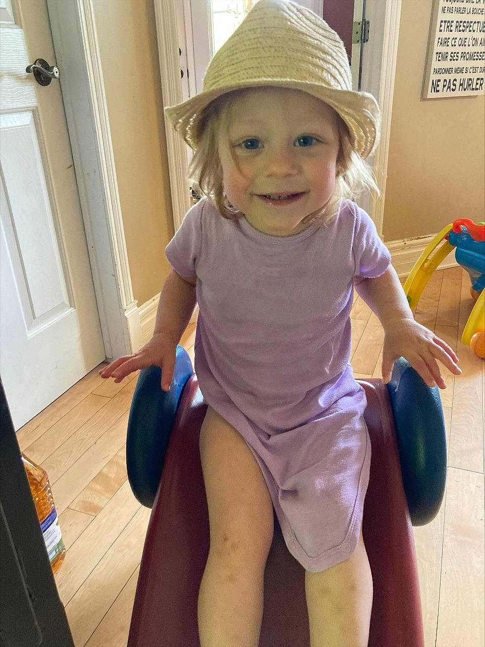 Emma participe au concours pour gagner de l'argent avec cette photo : baby_toddler_clothing, blond, cap, door, facial_expression, fun, happy, hat, headwear, human_leg, joint, joy, knee, leg, person, skin, sleeve, smile, standing, sun_hat
