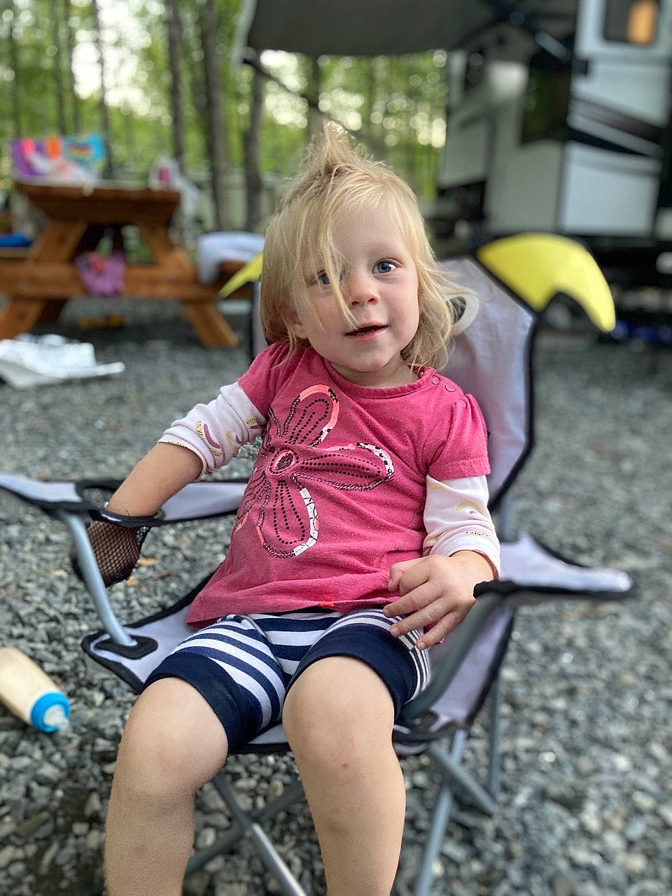 Emma a rejoint le concours — aidez-le/la à gagner de superbes lots ! chair, child, eye, face, fun, grass, happy, leaf, leisure, people_in_nature, person, plant, product, recreation, shorts, sitting, smile, summer, t_shirt, thigh
