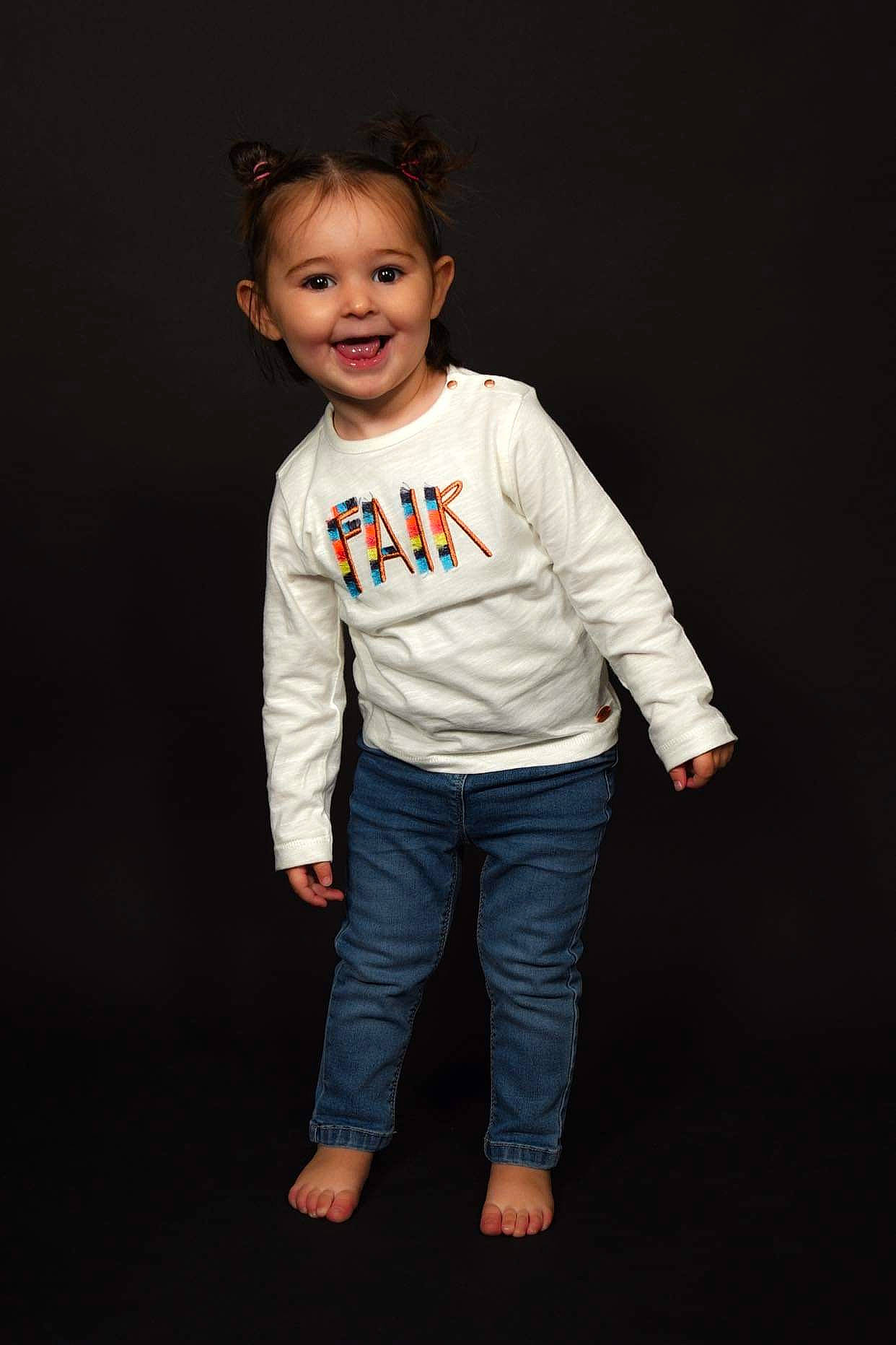 Gulia participe au concours pour gagner de l'argent avec cette photo : arm, baby_toddler_clothing, cheek, denim, electric_blue, eye, face, flash_photography, gesture, grey, happy, head, human_body, jeans, joy, nose, person, sitting, sleeve, smile