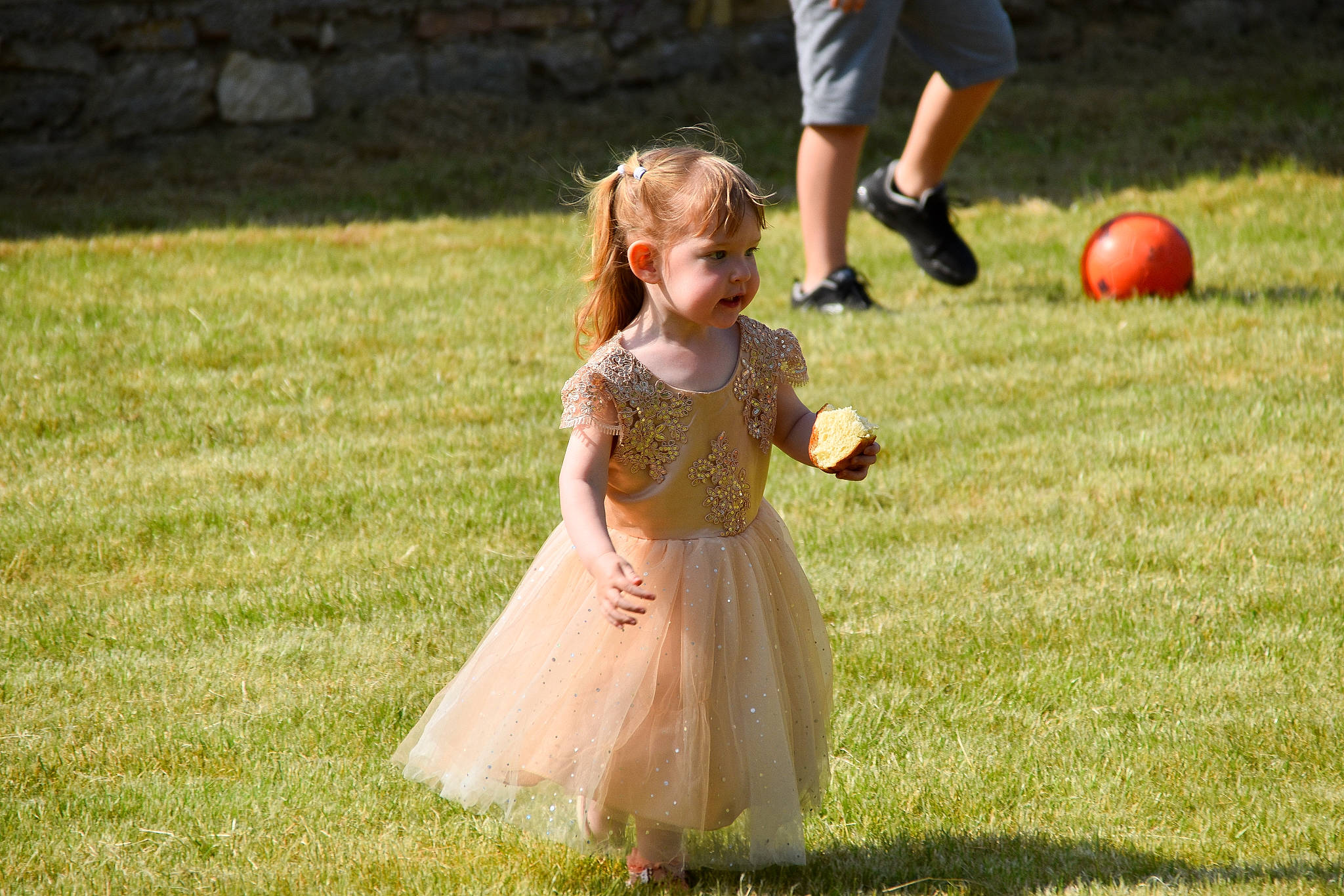 Victorine a rejoint le concours — aidez-le/la à gagner de superbes lots ! ball, blond, dress, event, fun, games, grass, grass_family, grassland, happy, lawn, leisure, meadow, people_in_nature, person, plant, playing_with_kids, recreation, shorts, sports_equipment