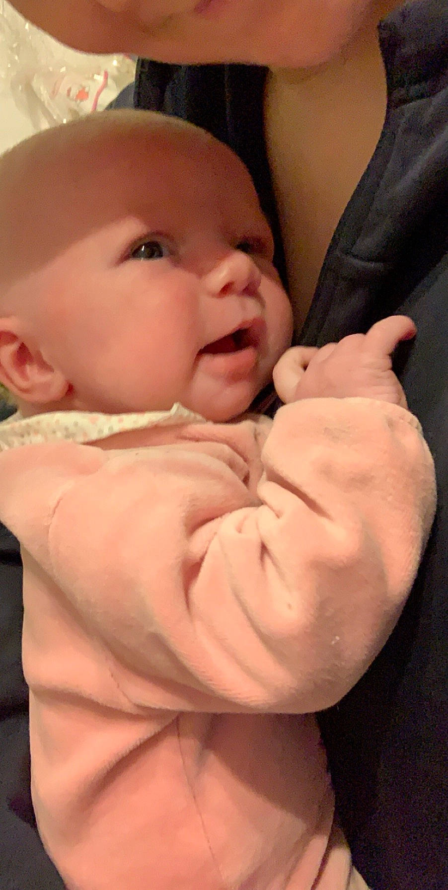 Léa a rejoint le concours — aidez-le/la à gagner de superbes lots ! abdomen, baby, cheek, child, chin, ear, eye, face, finger, forehead, gesture, hand, head, lip, mouth, muscle, nose, person, skin, thumb