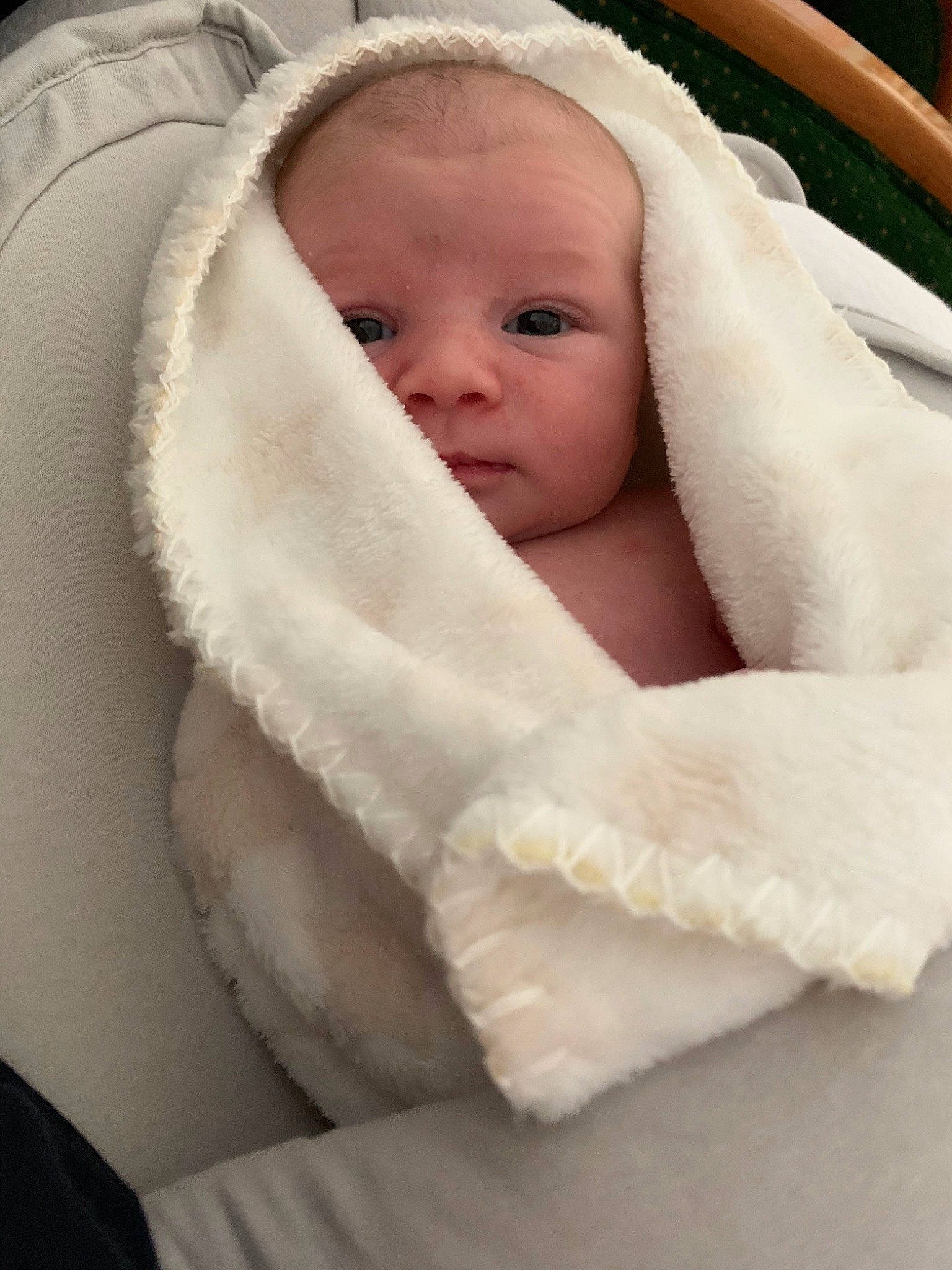 Léa a rejoint le concours — aidez-le/la à gagner de superbes lots ! baby, baby_products, baby_safety, baby_sleeping, blanket, child, comfort, fur, head, infant_bed, person, product, skin, toddler