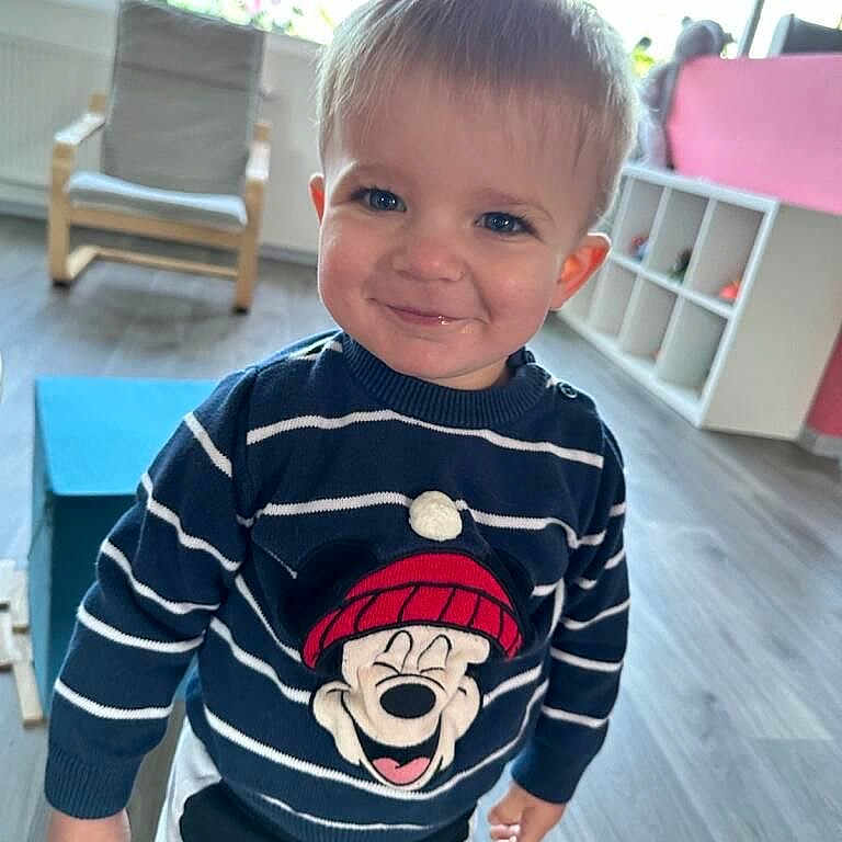 Maël a rejoint le concours — aidez-le/la à gagner de superbes lots ! boy, brownhair, child, clothing, face, hair, happy, head, indoors, interiordesign, jeans, male, pants, person, photography, portrait, shirt, sleeve, smile, t_shirt